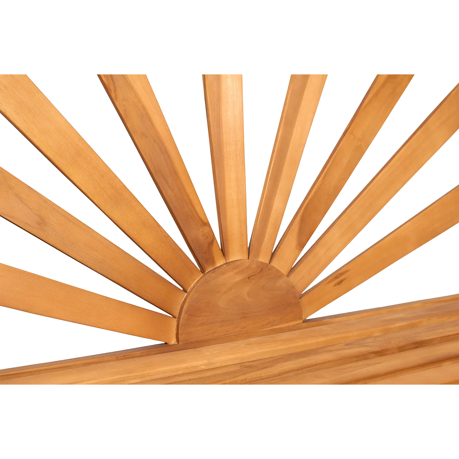 Ein hölzernes Kopfteil mit fächerförmigem Design, bei dem radiale Latten von einer halbrunden Basis ausgehen und das aus Holz gefertigt ist, das dem hellen, natürlichen Finish der Teak-Gartenbank Sonne ähnelt.