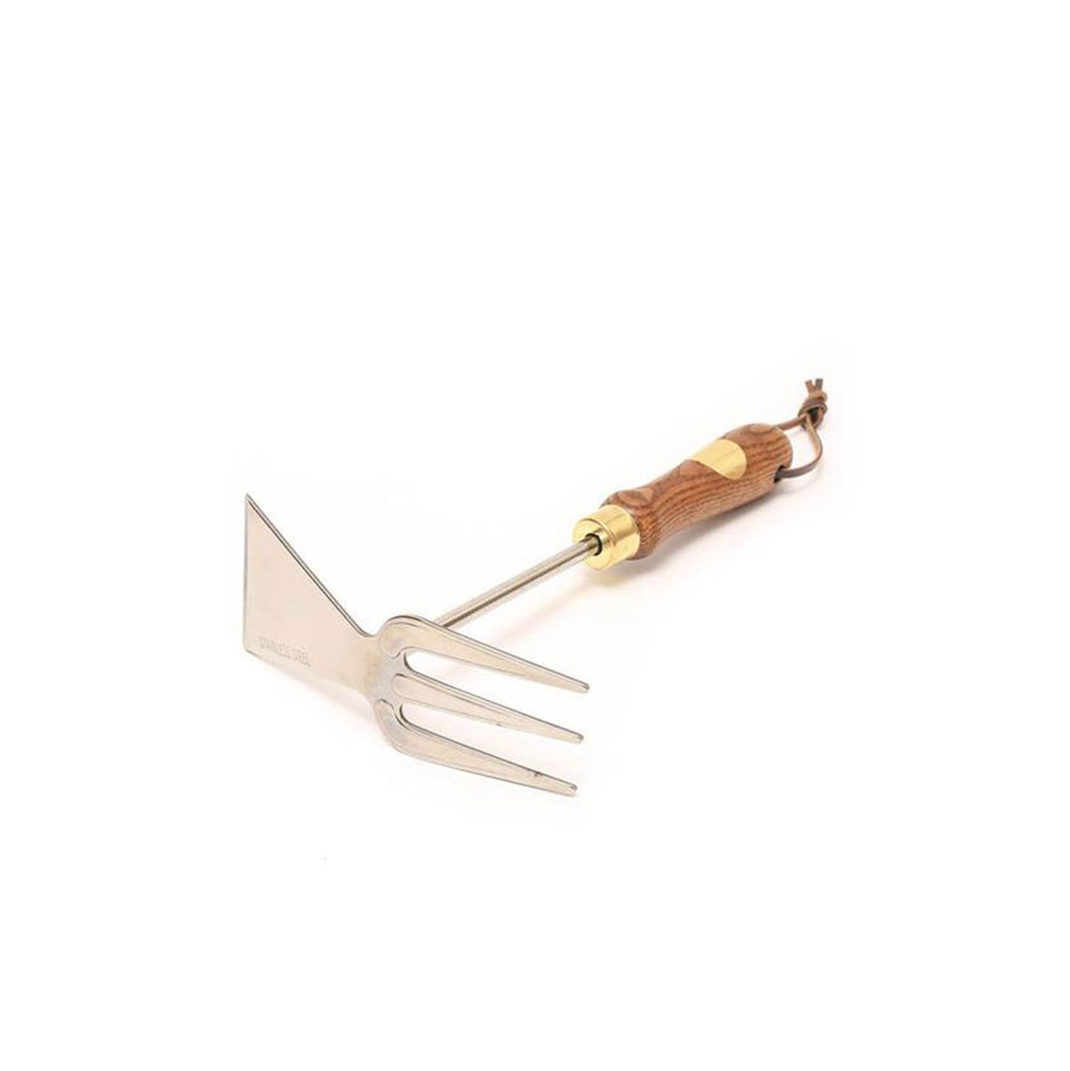 Dieses vielseitige Werkzeug aus dem Gartengeschenkset „Klassik“ besteht aus einer Gabel auf der einen und einer Hacke auf der anderen Seite. Der Holzgriff ist mit einer Lederschlaufe versehen. Die glänzenden Metallteile heben sich vom schlichten weißen Hintergrund ab.