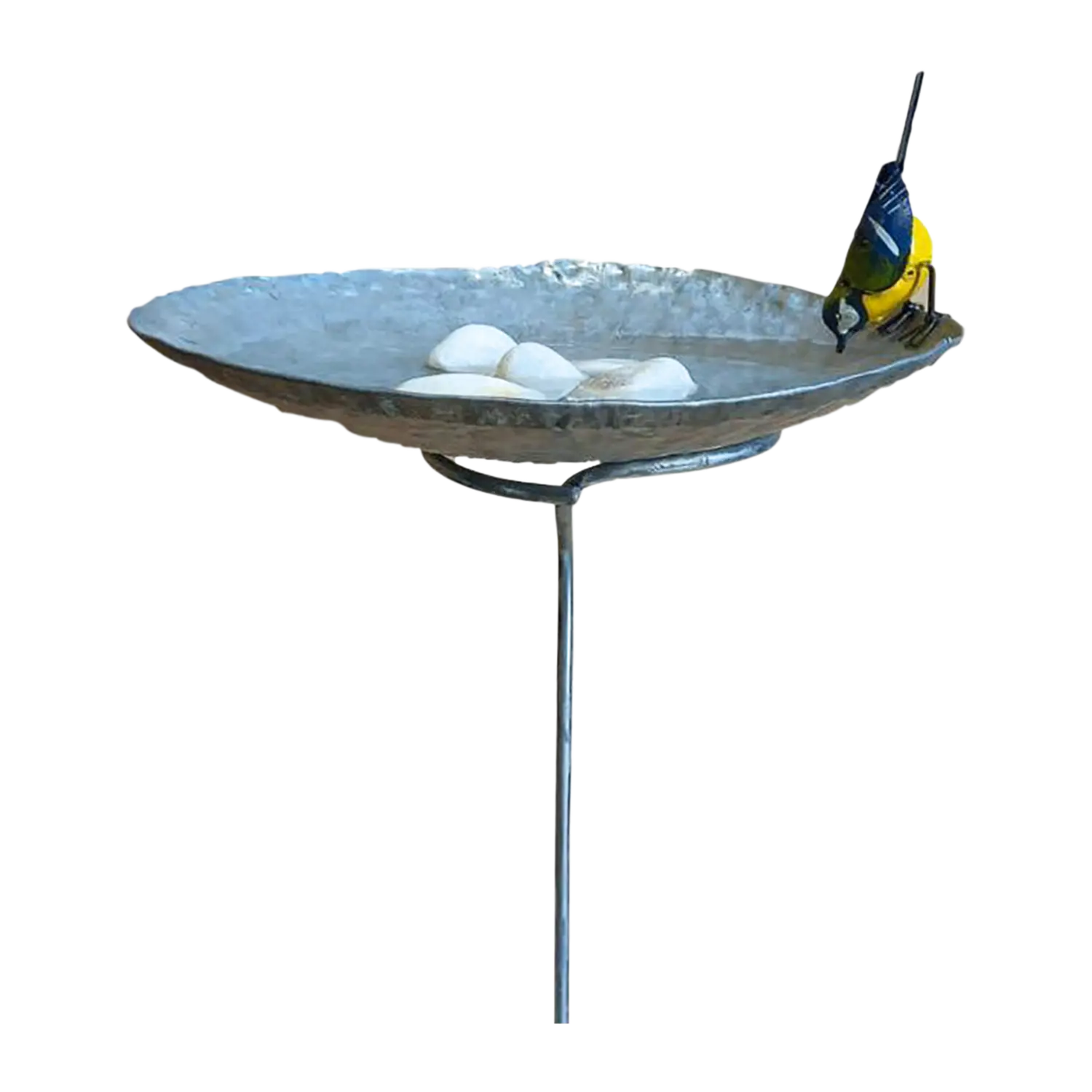 Vogelbad aus Metall mit Meise