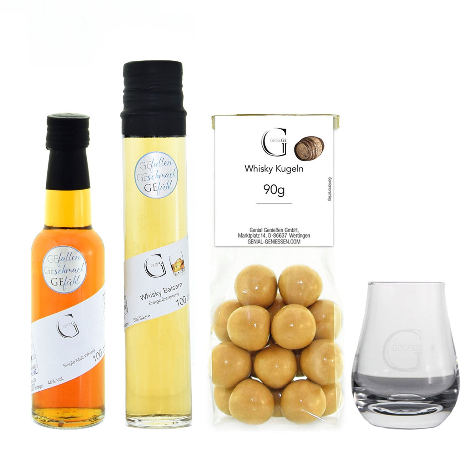 Das Kleiner Whisky Genuss – Geschenkset enthält aromatisierte Balsam-Essige und Whisky Kugeln – perfekt für Whisky-Fans. Ein klares Glas auf weißem Hintergrund rundet das elegante Geschenkset ab.