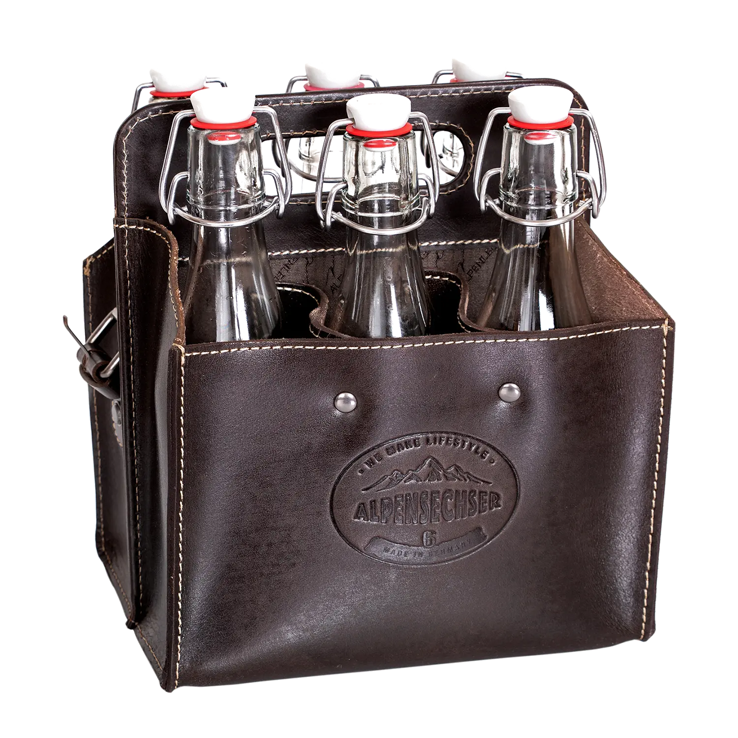 Die Getränketasche ALPENSECHSER-Harness ist eine hochwertige Büffelledertasche für sechs Glasflaschen mit Metall-Bügelverschluss. Sie verfügt über Nähte, ein geprägtes „Alpinechser“-Logo mit Bergmotiv und einen praktischen Tragegriff für einfachen Transport.