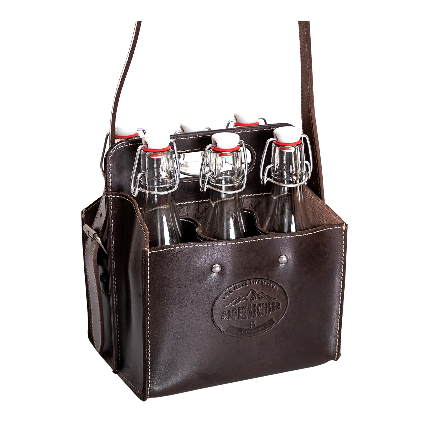 Die Getränketasche ALPENSECHSER-Harness ist eine braune Ledertasche mit Henkel für vier Bügelverschluss-Glasflaschen. Sie ist aus strapazierfähigem Büffelleder gefertigt, hat sichtbare Nähte und ein geprägtes kreisförmiges Logo auf der Vorderseite.