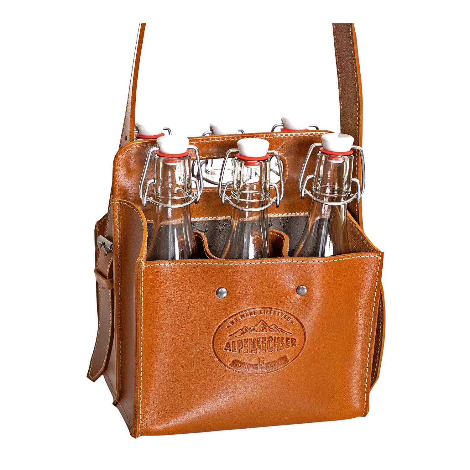 Die ALPENSECHSER-Harness Getränketasche ist ein Flaschenhalter aus braunem Leder mit Riemen und dem „ALPENSECHSER“-Schriftzug. Sie bietet Platz für sechs Glasflaschen mit Bügelverschluss – drei in offenen Vorderfächern und drei gesichert im Rückenfach.