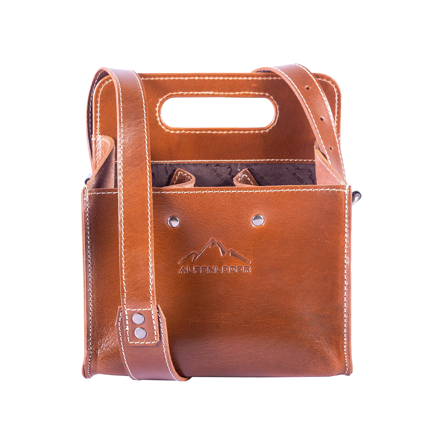 Die Getränketasche ALPENSECHSER-Harness ist eine braune Büffelledertasche mit Griffausschnitt, verstellbarem Schultergurt, Ziernähten, Berglogo auf der Vorderseite, mehreren Fächern und Metallnieten. Sie bietet optimale Ordnung und verfügt über einen Getränkehalter.
