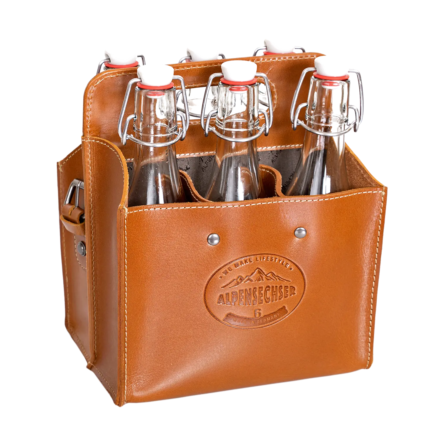 Die Getränketasche ALPENSECHSER-Harness aus braunem Leder mit ALPENSECHSER-Logo bietet Platz für sechs Glasflaschen mit Bügelverschluss. Mit Ziernähten und zwei seitlichen Griffen für bequemes Tragen.