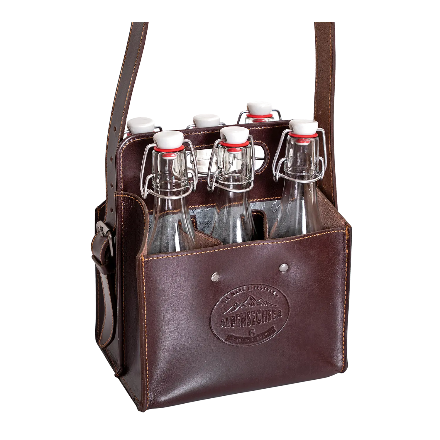 Die Getränketasche ALPENSECHSER-Harness ist eine braune Ledertasche mit Riemen für sechs Bügelflaschen aus Glas. Auf der Vorderseite ist ein rundes ALPENSECHSER-Logo eingeprägt.