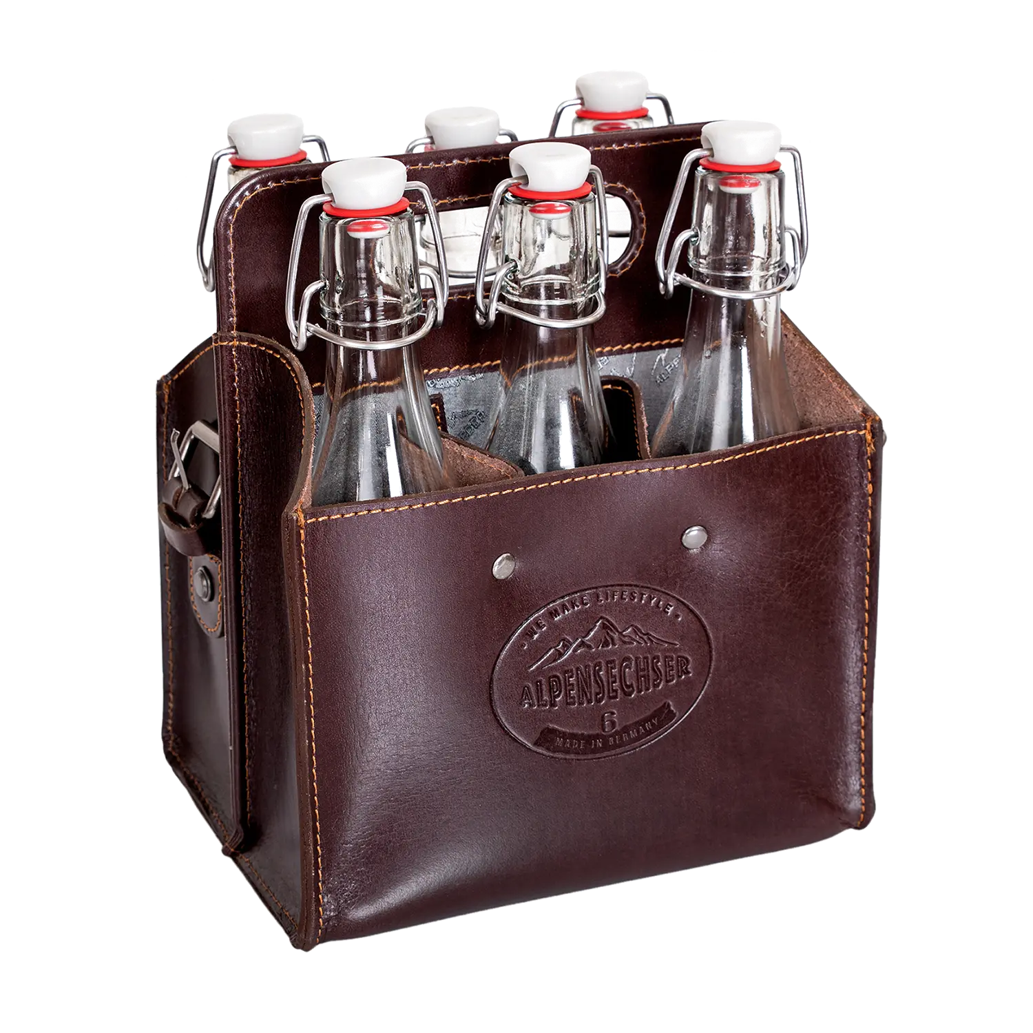 Die Getränketasche ALPENSECHSER-Harness ist eine braune Ledertasche für sechs Klarglasflaschen mit Bügelverschluss. Sie trägt das geprägte ALPENSECHSER-Logo auf der Vorderseite und verfügt über einen praktischen Schultergurt.