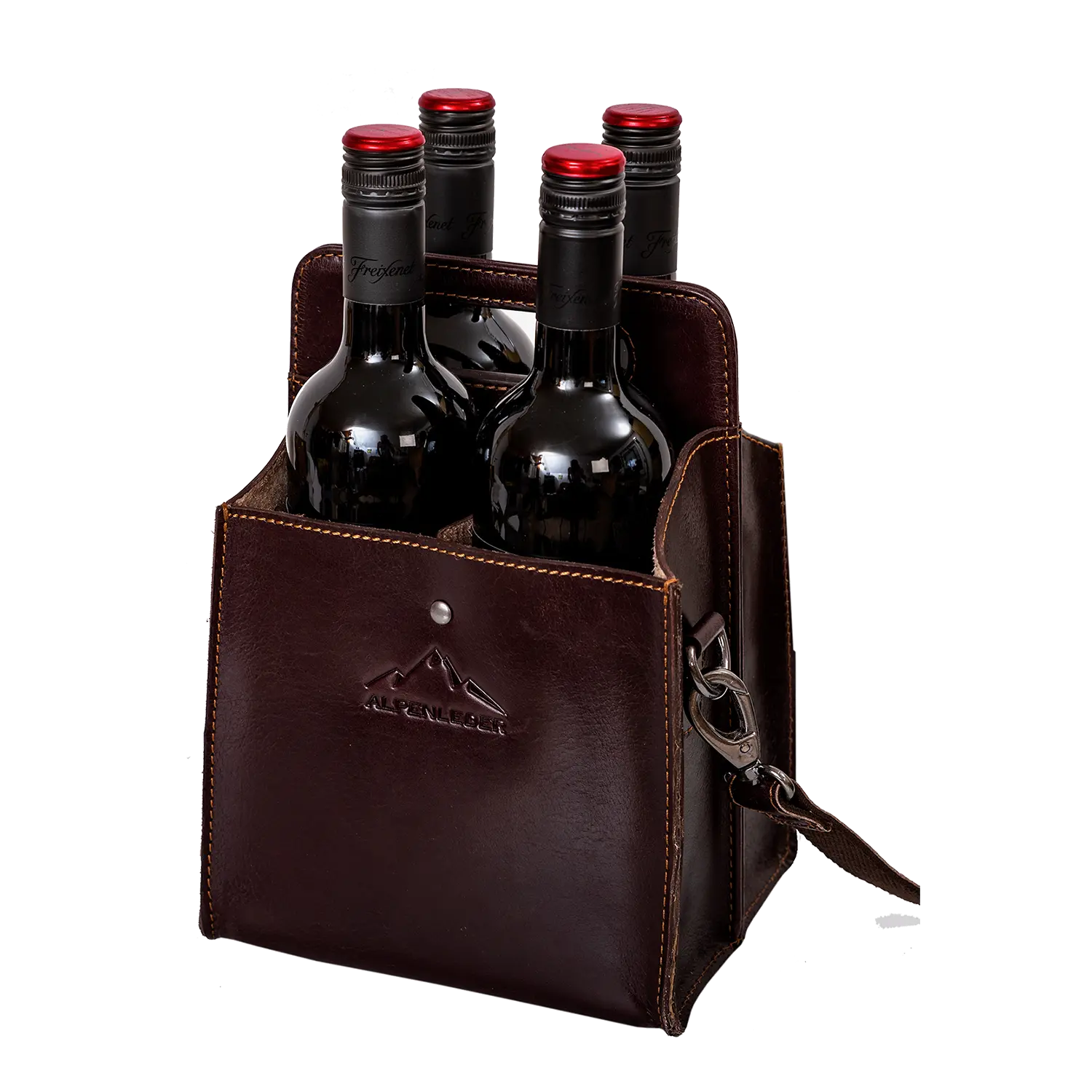 Die Getränketasche WEINVIERER-Harness ist eine dunkelbraune Büffelledertasche mit Fächern für vier Weinflaschen mit jeweils rotem Verschluss. Sie verfügt über robuste Nähte, ein Berglogo und einen abnehmbaren Tragegurt für mehr Komfort.