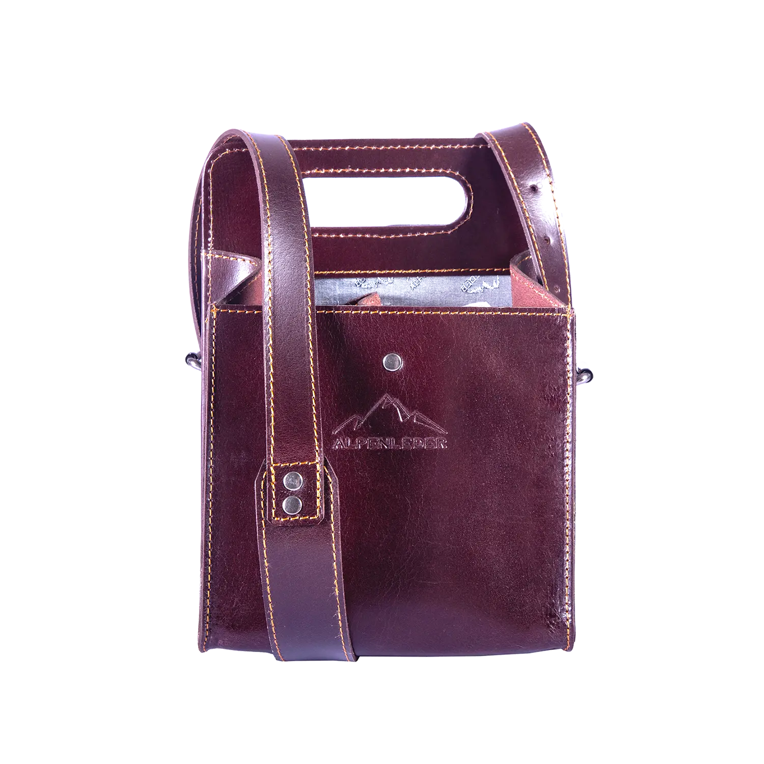 Die Getränketasche WEINVIERER-Harness ist eine braune Schultertasche aus Büffelleder mit Tragegriff, Vordertasche und geprägtem Berglogo auf der Vorderseite. Sie verfügt über sichtbare Nähte, ein glänzendes Finish und einen verstellbaren Riemen. Die Tasche wird aufrecht vor weißem Hintergrund präsentiert.