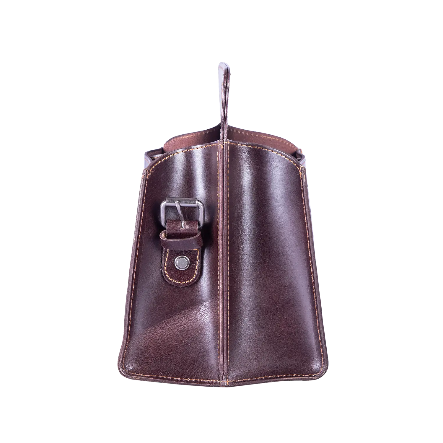 Seitenansicht einer braunen Getränketasche WEINVIERER – Harness Bag mit Schnallendetail, vertikalen Nähten und einem Tragegriff. Das elegante Design hebt sich vom strahlend weißen Hintergrund ab.