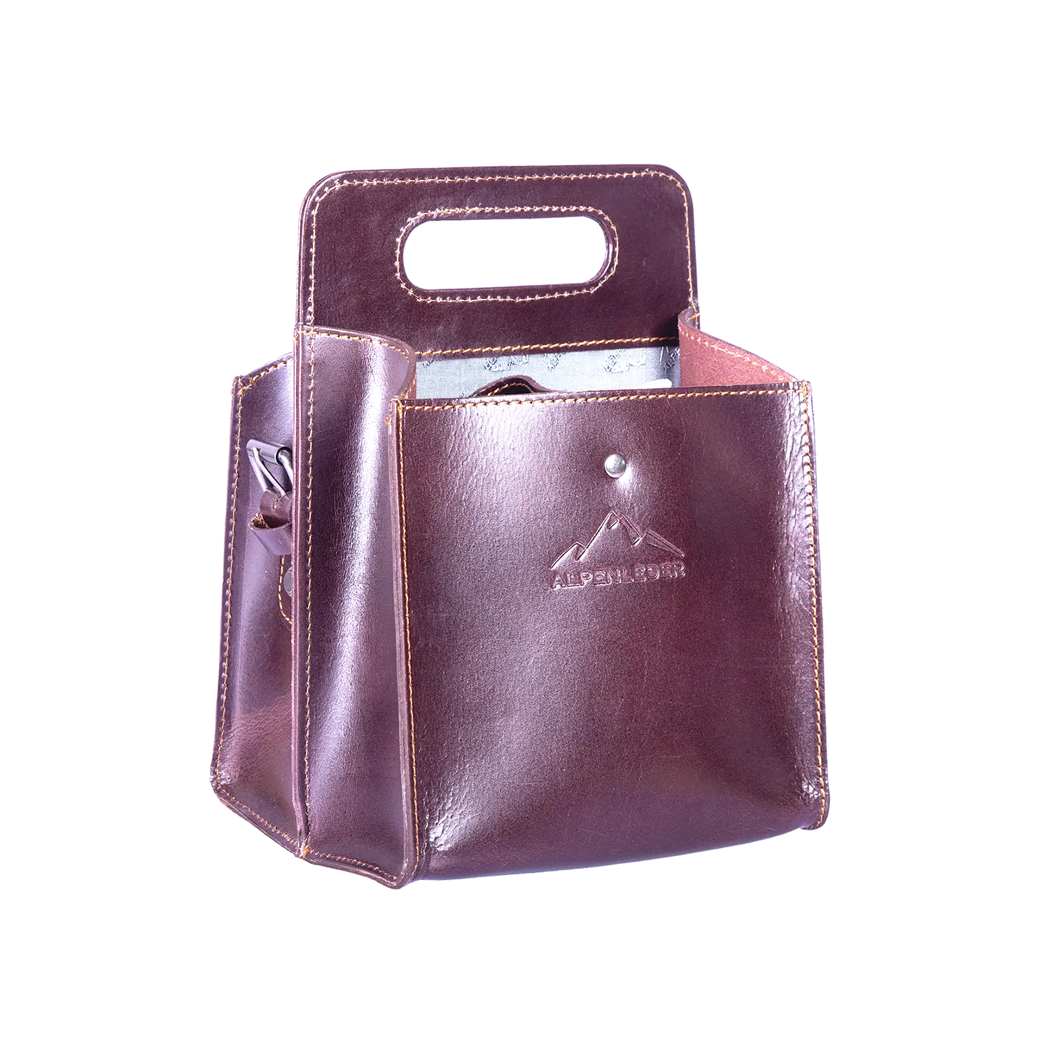 Die Getränketasche WEINVIERER-Harness aus hochwertigem braunem Büffelleder besticht durch einen Griffausschnitt, genähte Kanten und ein geprägtes Logo auf der Vorderseite. Sie bietet vielseitige Tragemöglichkeiten mit Seitentaschen und einem offenen Hauptfach.