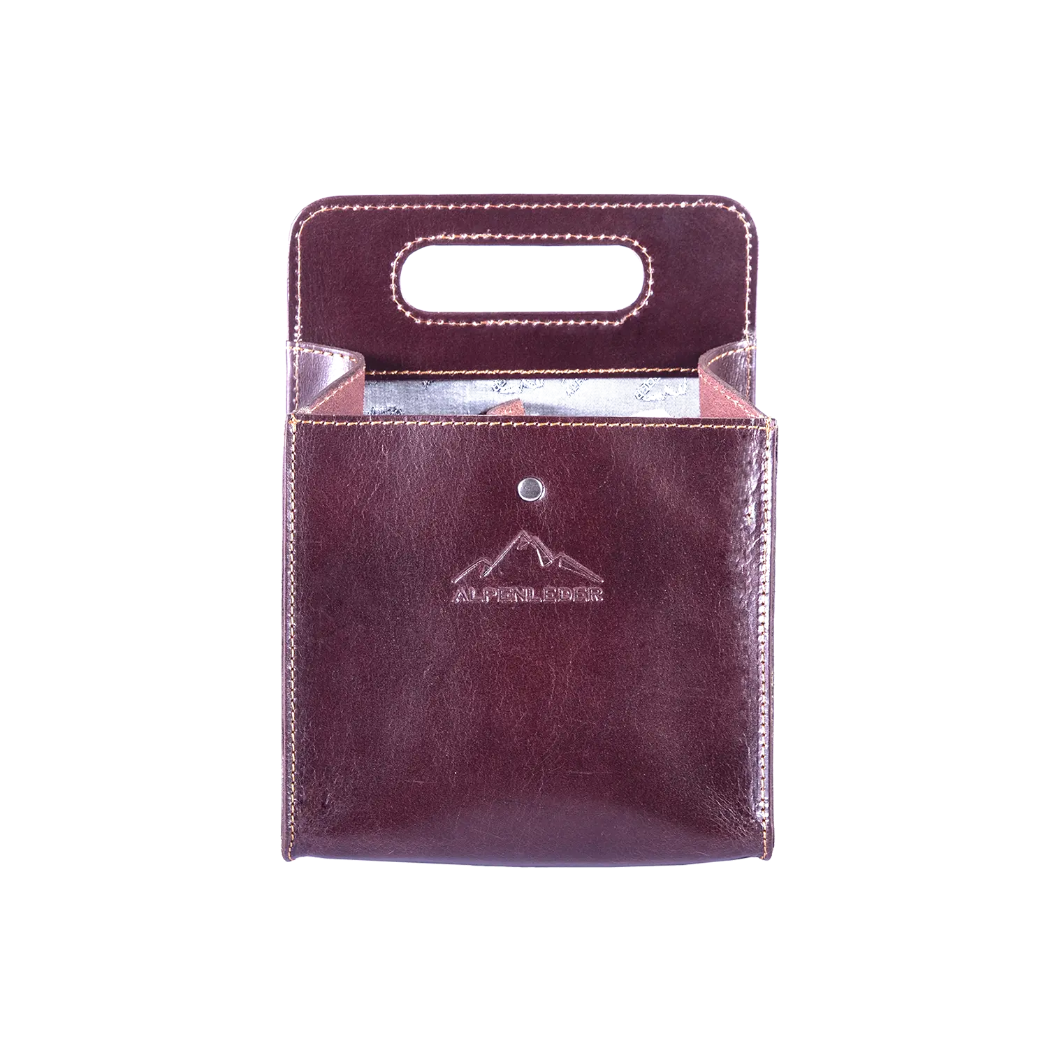 Die braune Getränketasche WEINVIERER-Harness aus Büffelleder besticht durch einen ausgeschnittenen Griff und ein kleines geprägtes Berglogo. Die offene Oberseite gibt den Blick auf einen grauen Gegenstand im Inneren frei. Das schlichte und funktionale Design eignet sich perfekt als Flaschentasche.