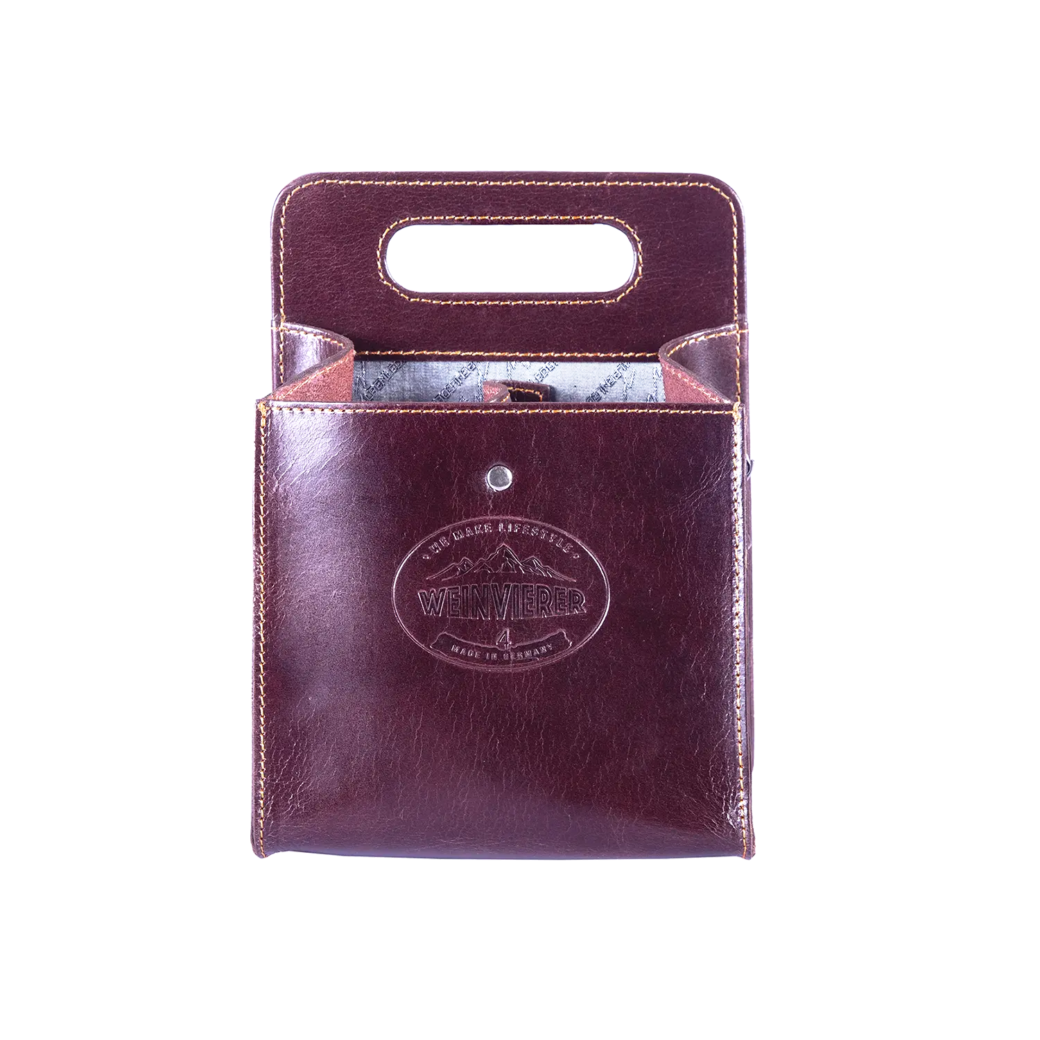 Die Getränketasche WEINVIERER-Harness ist eine Tasche aus Büffelleder mit Tragegriff, einer Vordertasche und markanten Nähten sowie dem geprägten „Weinviertel“-Schriftzug für Stil und Funktionalität.