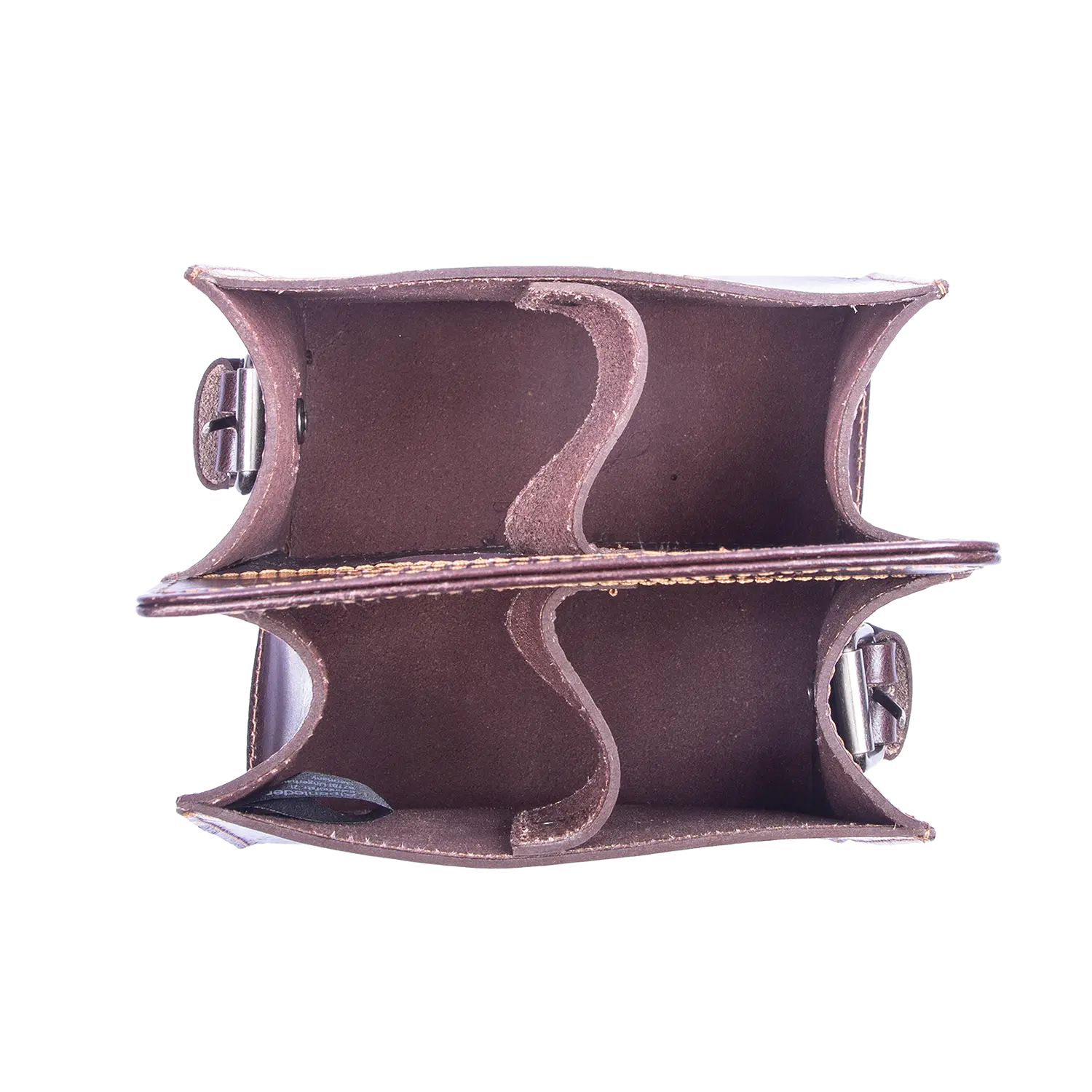 Draufsicht auf eine geöffnete Getränketasche aus braunem Büffelleder von WEINVIERER – Harness mit vier Fächern. Sie besticht durch ihr schlichtes, rustikales Design und die sichtbare Naht. Eine ideale Geschenkidee für alle, die Wert auf Qualität und Funktionalität bei Alltagsaccessoires legen.
