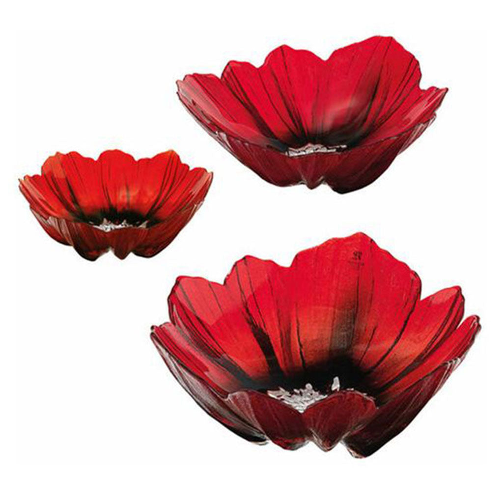 Drei rote, blütenblattförmige „Mohnblüten“-Glasschalen in verschiedenen Größen sind auf weißem Hintergrund zu sehen. Mit ihrer glänzenden, blütenartigen Oberfläche spiegeln sie die Essenz schwedischer Glaskunst wider und erinnern an die Kunstfertigkeit von Mats Jonasson.