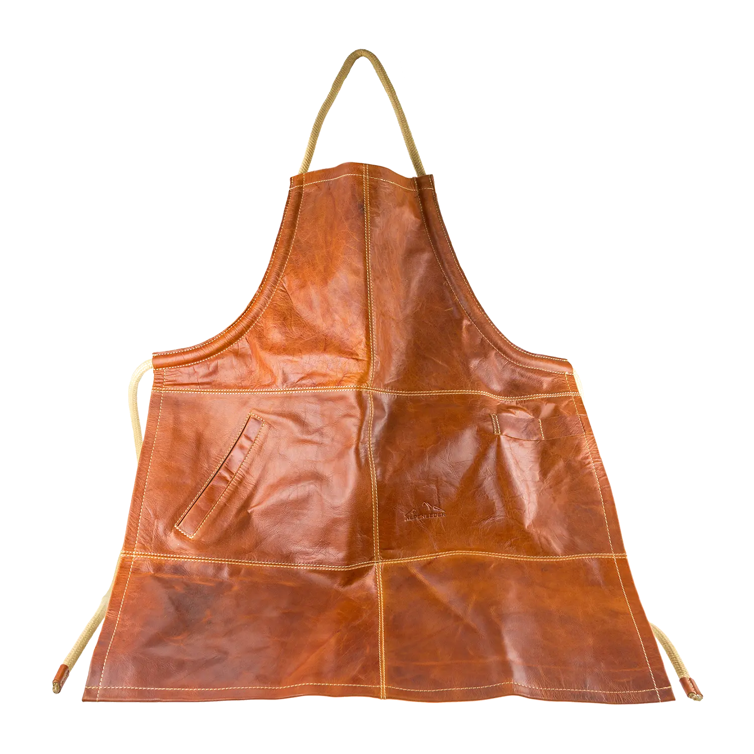 Die Alpenleder Grillschürze FUNKENFEUER ist eine braune Büffellederschürze mit sichtbaren Nähten, mehreren Taschen, einem Nackenband und Taillenbändern auf weißem Grund. Ideal zum Grillen.