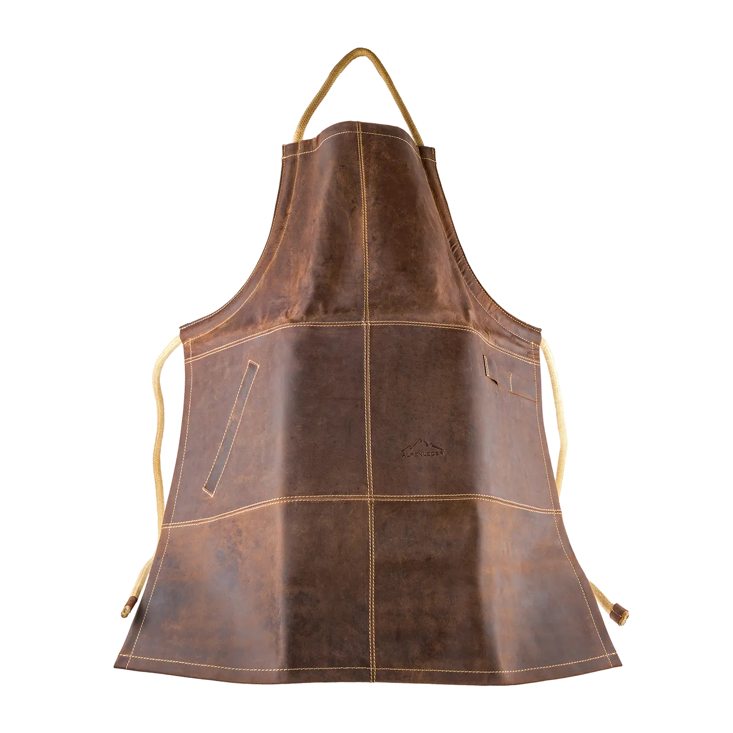 Die Alpenleder Grillschürze FUNKENFEUER, eine braune Lederschürze mit aufgenähten Taschen und beigen Riemen, sticht vor weißem Hintergrund hervor. Diese stilvolle Schutzausrüstung vereint Funktionalität und Eleganz und ist ideal für Profiköche und Hobbygriller.