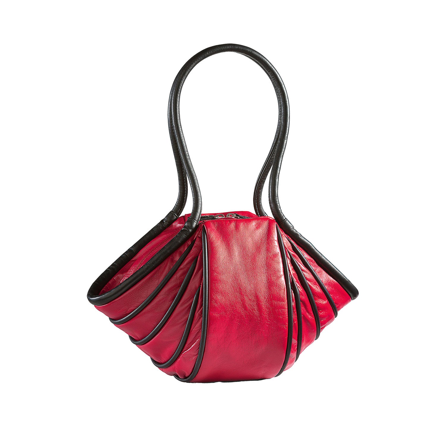 Die „Lady-Stripe“ Handtasche ist eine rote Handtasche mit einem einzigartigen fächerförmigen Plissee-Design, akzentuiert durch schwarze Paspeln und zwei lange, geschwungene schwarze Henkel. Gefertigt aus glänzendem Material strahlt sie Stil und Vornehmheit aus.