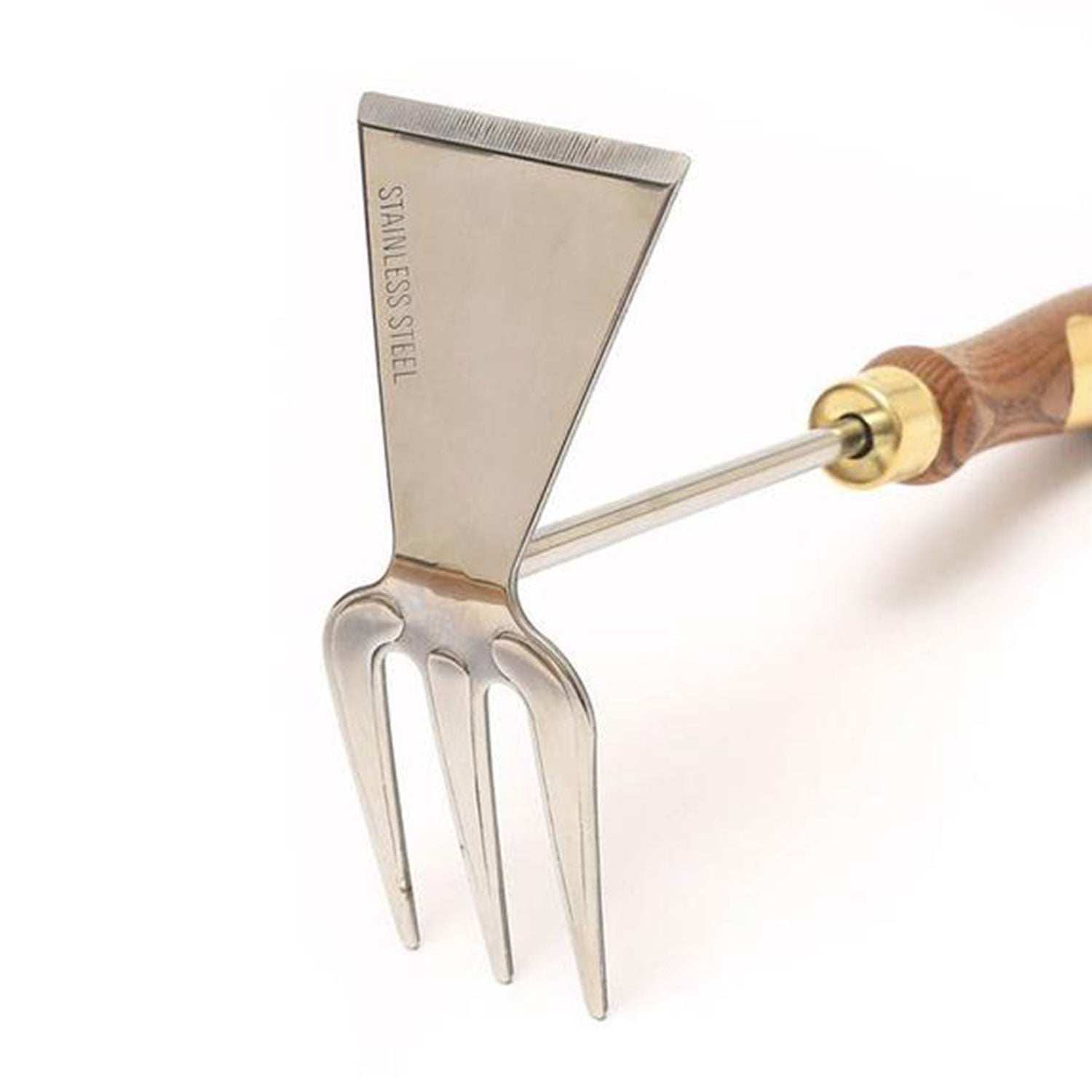 Eine Nahaufnahme des Gartengeschenksets „Klassik“ offenbart sein vielseitiges Design: Es verfügt über eine flache Klinge aus Edelstahl an einem Ende und drei Zinken am anderen Ende, jeweils mit einem Holzgriff. Die seitliche Gravur „EDELSTAHL“ unterstreicht die Langlebigkeit.