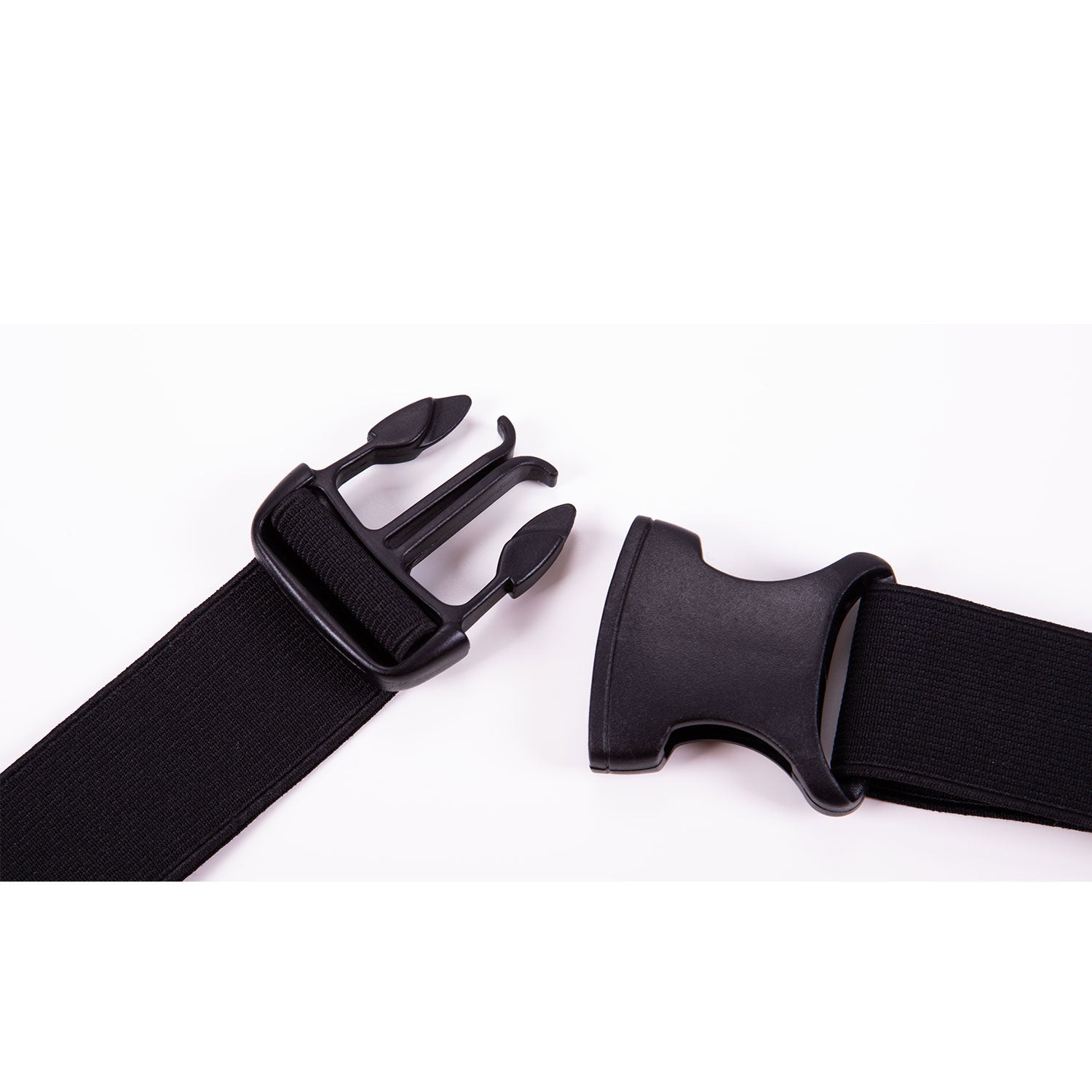 Nahaufnahme eines schwarzen Kunststoff-Schnallenclips am Handwärmer Muff, ideal für Outdoor-Aktivitäten. Er verfügt über ein dreizackiges Design mit passenden Schlitzen. Der schwarze, gewebte Riemen liegt flach auf einer weißen Oberfläche und ist bereit für Abenteuer.