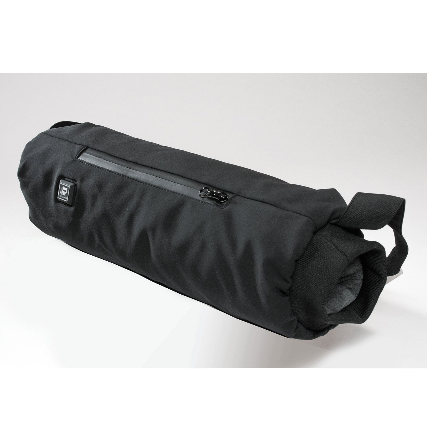 Eine schwarze, zylindrische Handwärmer-Muff-Reisetasche mit Reißverschlusstasche und Tragegriff liegt auf einem hellgrauen Untergrund. Ideal für Outdoor-Aktivitäten, ist sie teilweise geöffnet und bietet Platz für das nötigste Kleinzeug.