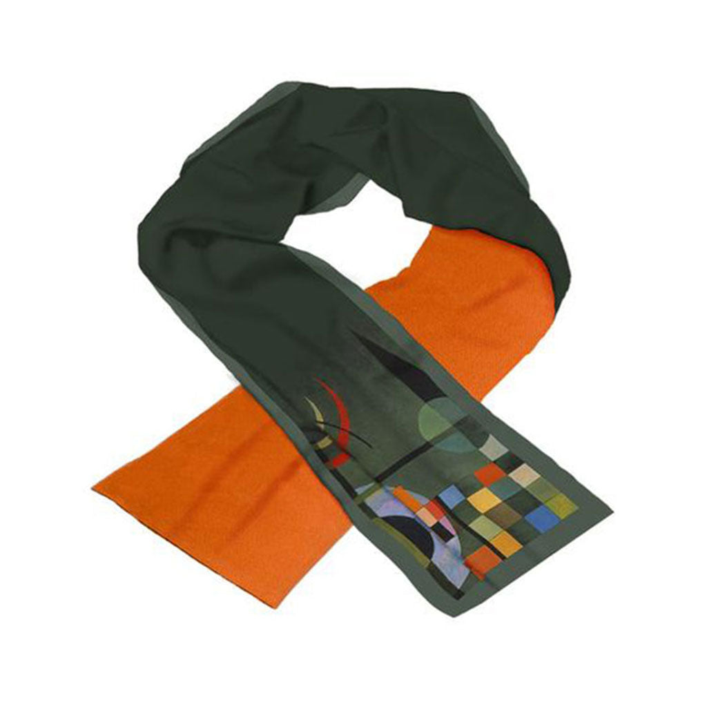Der Herrenschal „Gegengewichte“ ist ein Tencel-Schal mit einem auffälligen Grafikmuster, dessen eine Seite dunkelgrün und die andere leuchtend orange ist. Der grüne Bereich besticht durch abstrakte geometrische Muster im Kandinsky-Stil, darunter bunte Kreise und Quadrate.
