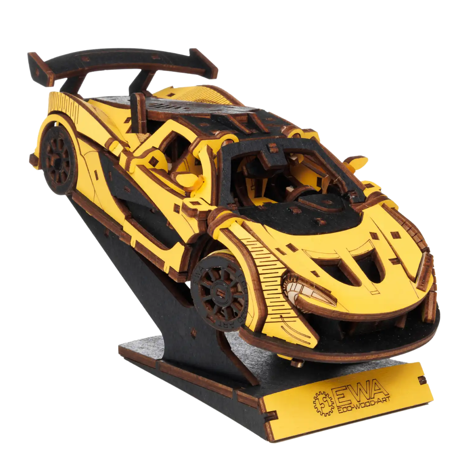Das 3D-Holzpuzzle Racing Car gelb ist ein Holzmodell eines gelben Rennwagens auf einem schwarzen Ständer mit sichtbaren Zahnrädern und komplizierten Details. Es ist mit „EWA Eco-Wood-Art“ gekennzeichnet, um seine exquisite Handwerkskunst zu demonstrieren.