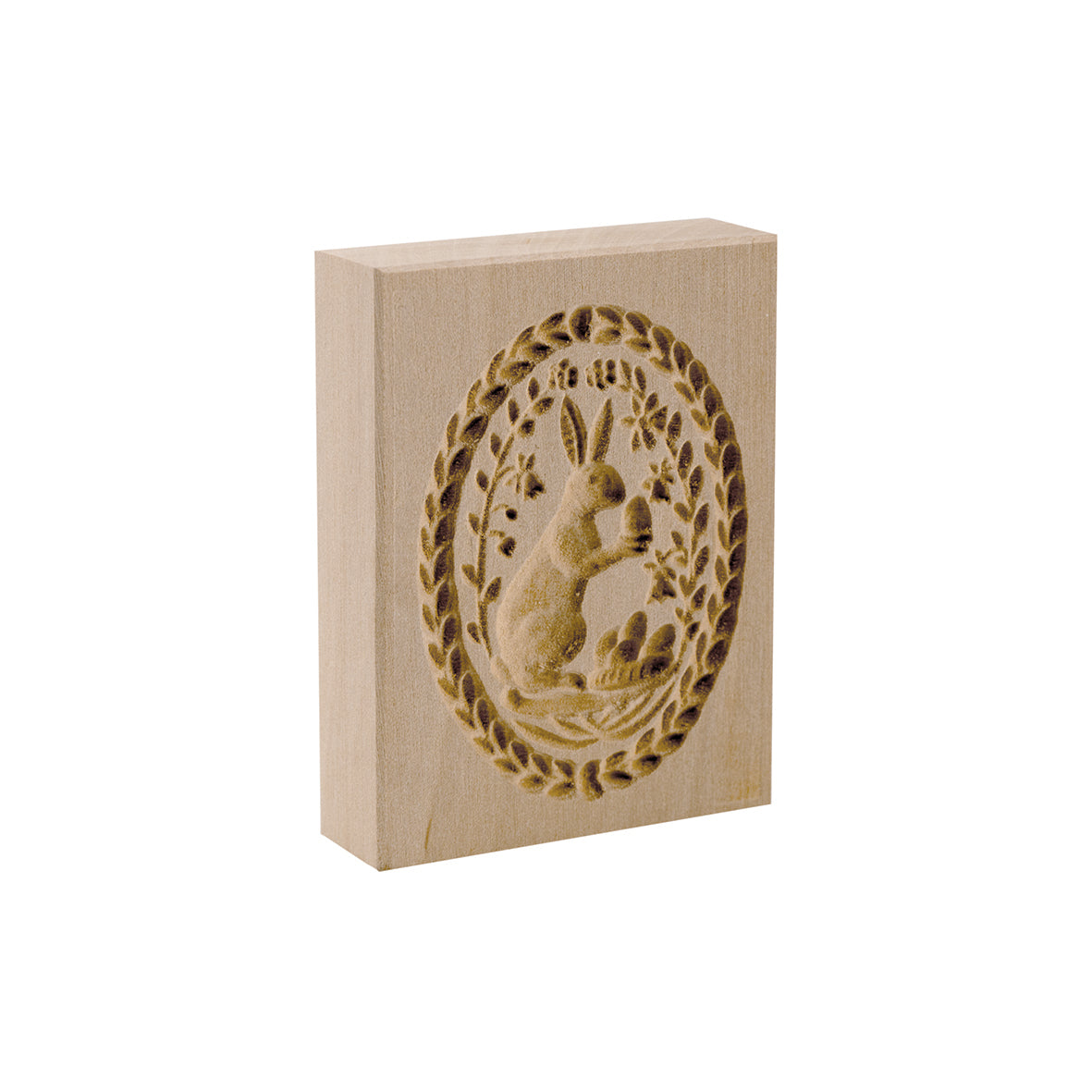 Der rechteckige Holzstempel „Osterhase klein“ von Holzspringerle zeigt einen handgeschnitzten Hasen mit einem Ei, umgeben von einem ovalen Kranz aus Blumen und Blättern, wunderschön gearbeitet und so gestaltet, dass er aufrecht steht.