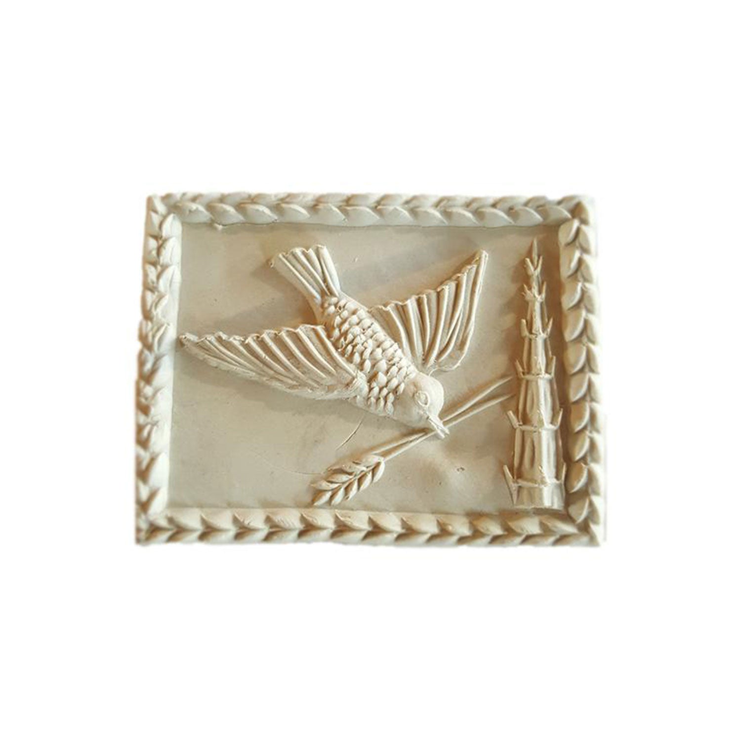 Das Holzspringerle „Ulmer Spatz“ ist ein rechteckiges, kunstvoll geschnitztes Brot mit einem Vogelmotiv mit detaillierten Federn und einem Zweig mit Blättern, umrahmt von einem geflochtenen Rand. Dieses monochrome Design spiegelt kunstvoll die Schönheit handgeschnitzter Holzspringerle wider.