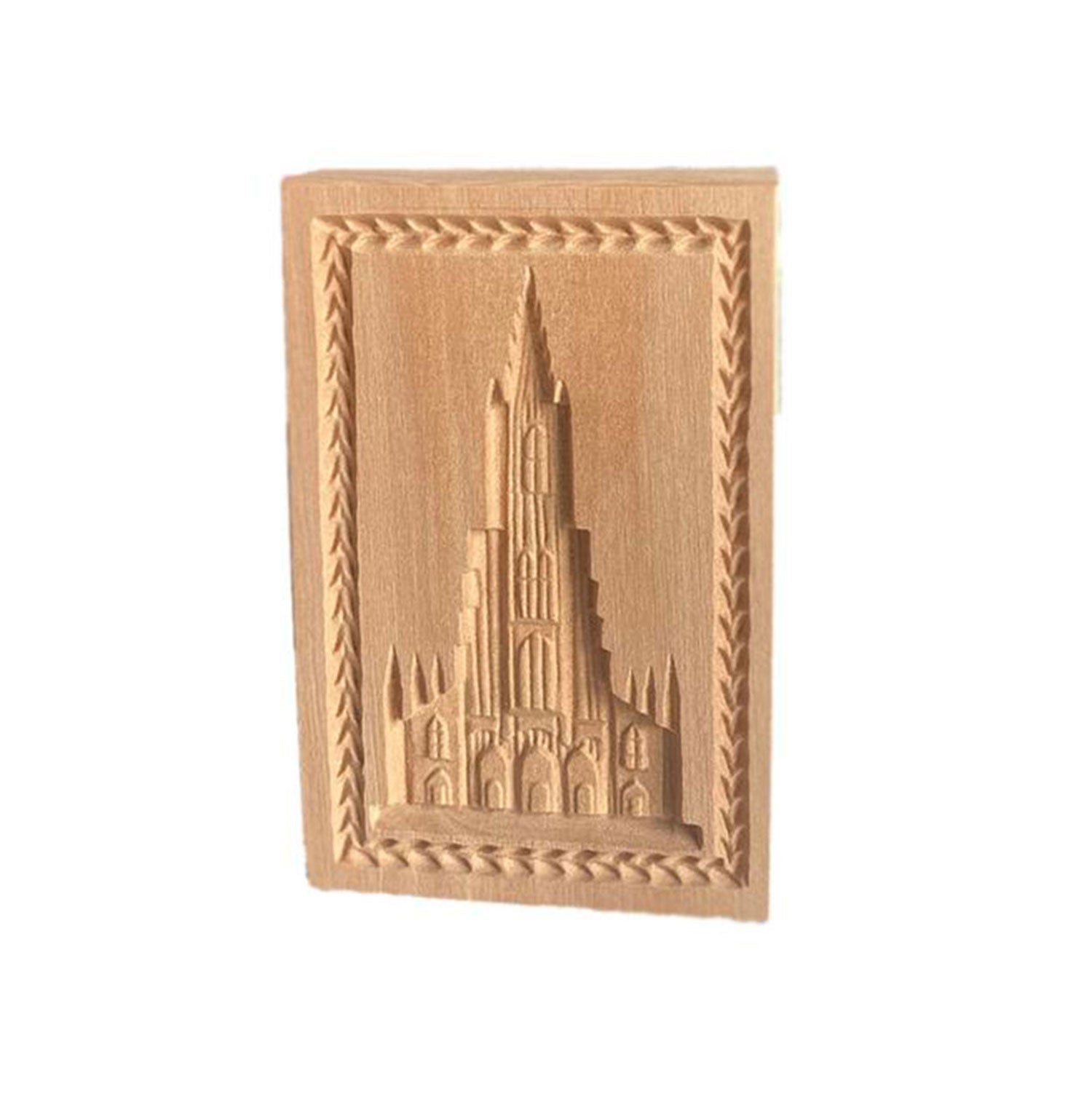 Die handgeschnitzte Holztafel „Ulmer Münster“ von Holzspingerle zeigt den Dom mit seinen hohen Türmen und Bogenfenstern, eingerahmt von einem geflochtenen Rand, und weist komplizierte Details auf, die an filigrane Handwerkskunst erinnern.
