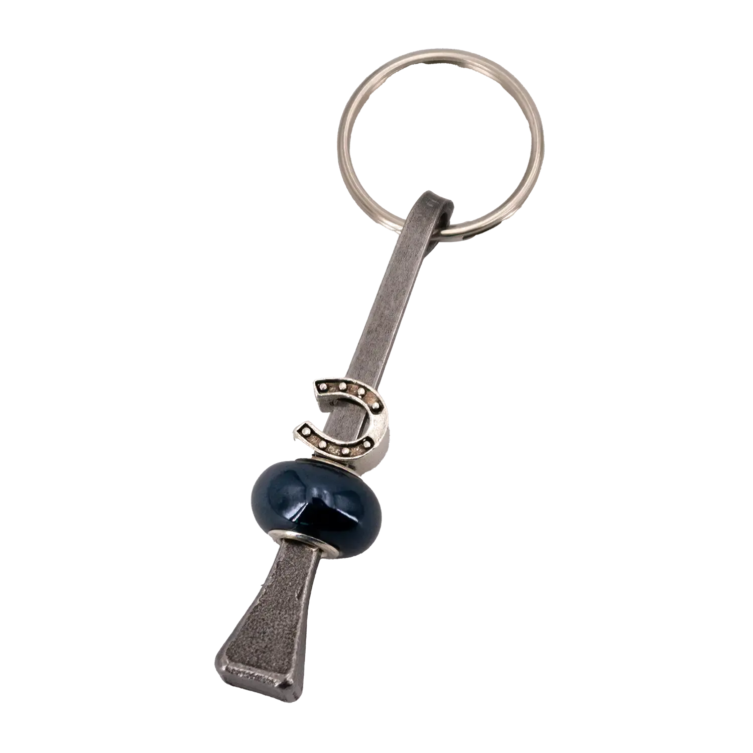 Der Hufnagel Schlüsselanhänger mit Porzellanperle und Hufeisen verfügt über eine Metallschlaufe, einen handgefertigten Hufeisenanhänger als Glückssymbol, eine dunkle Porzellanperle und einen schlanken, sich verjüngenden Metallanhänger.