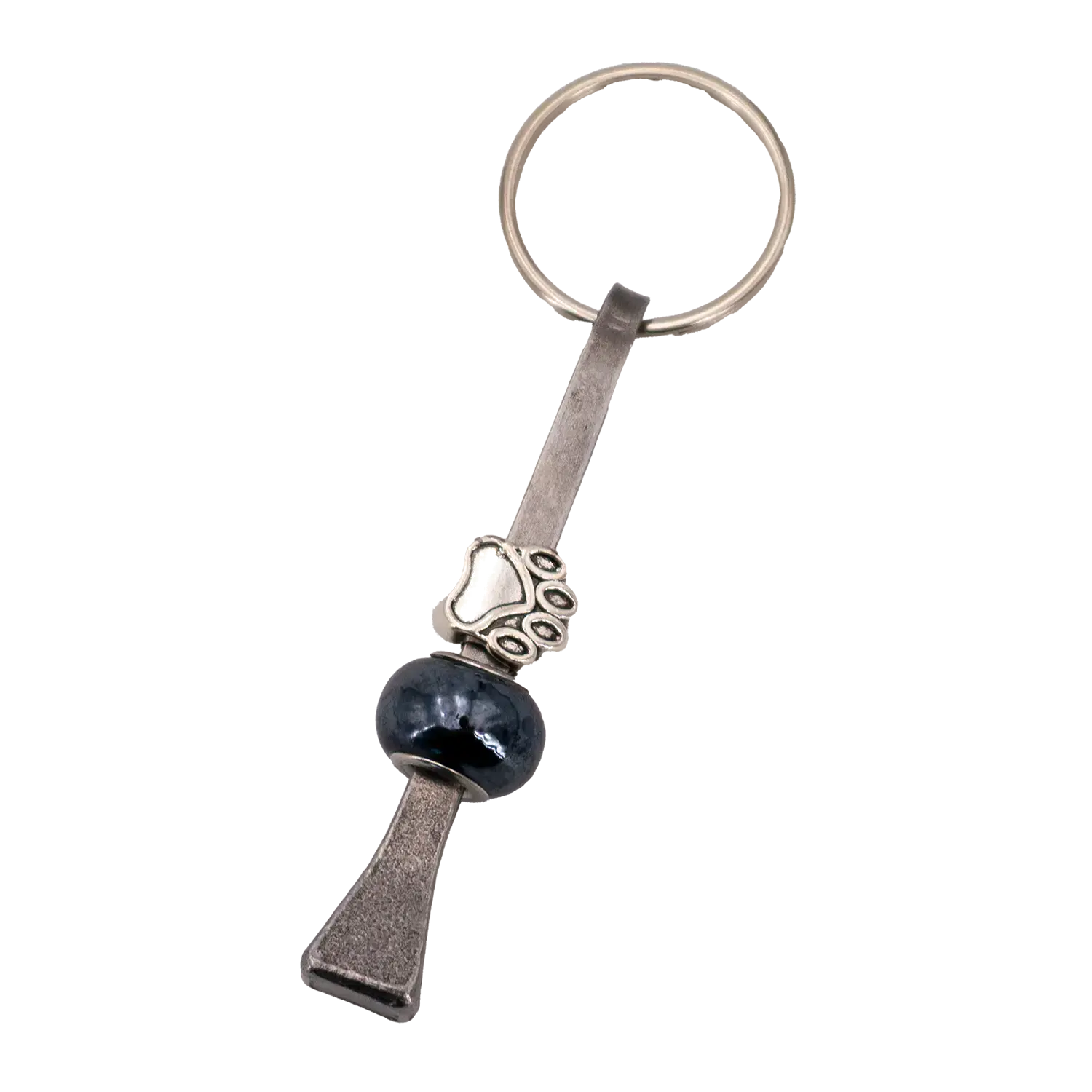 Der Hufnagel Schlüsselanhänger mit Porzellanperle und Pfotenanhänger vereint Handarbeit, Metallring und Lederband – ein liebevolles Glückssymbol wie ein Hufeisen.
