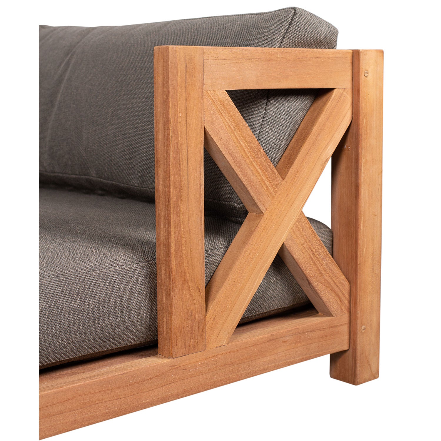 Nahaufnahme eines hölzernen Sofarahmens mit X-förmigen Armlehnen. Es erinnert an das luxuriöse Hundebett Bello, verfügt über graue Kissen und hellbraunes Holz und bietet einen modernen und rustikalen Look.