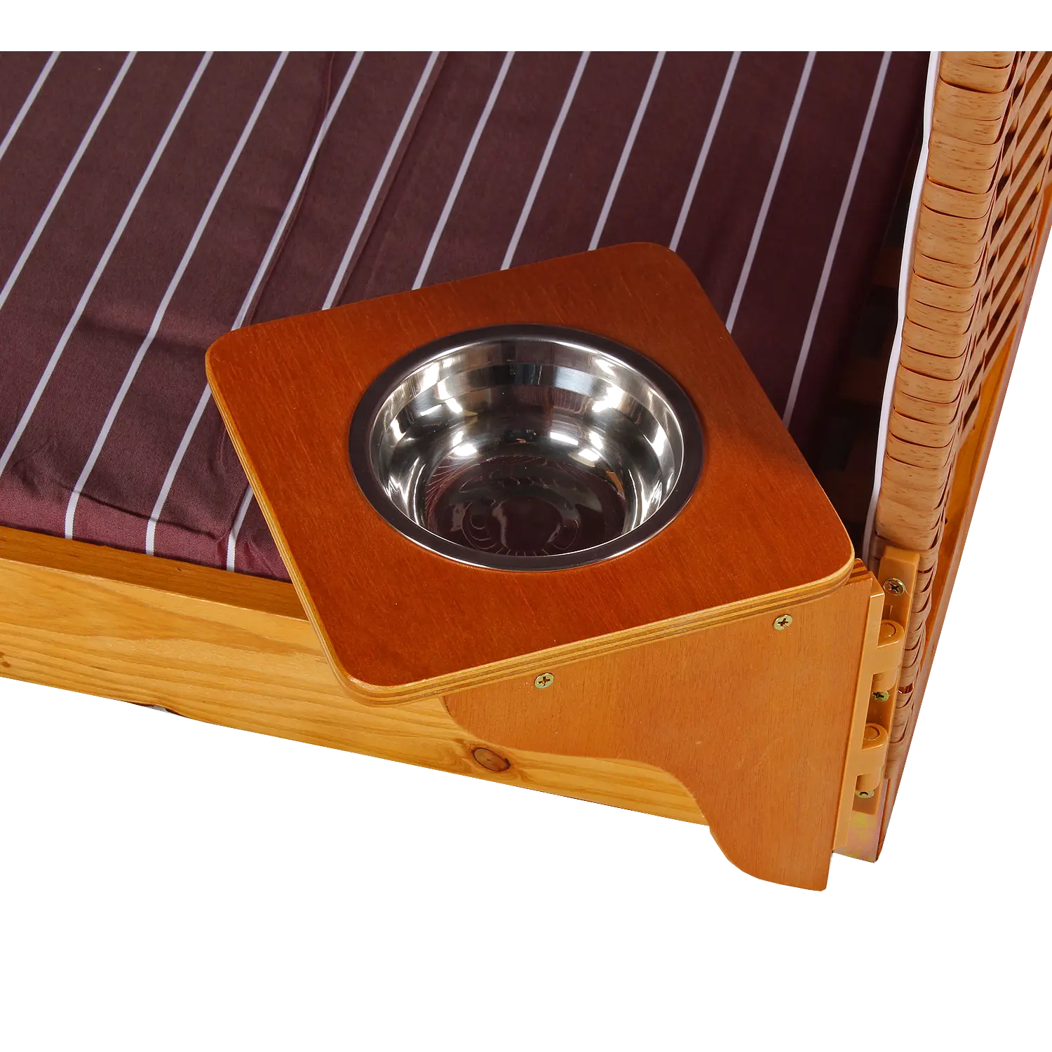 Ein Strandkorb für Hunde mit einem Haustierbett, das ein rot gestreiftes Kissen und eine erhöhte Holzplattform mit einem Edelstahlnapf enthält, alles aus Wachholderholz gefertigt und mit einem geflochtenen Korbrand um das Bett herum.
