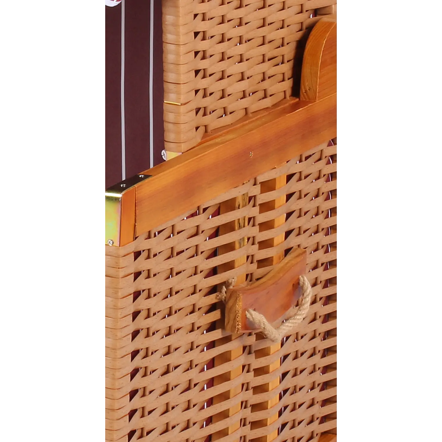 Nahaufnahme eines geflochtenen „Strandkorbs für Hunde, rot gestreift“ mit einem Holzrahmen aus Wachholderholz und einem stabilen Seilgriff, der die gewebte Textur hervorhebt und einen Blick auf den rot gestreiften Stoff über dem Rahmen ermöglicht.