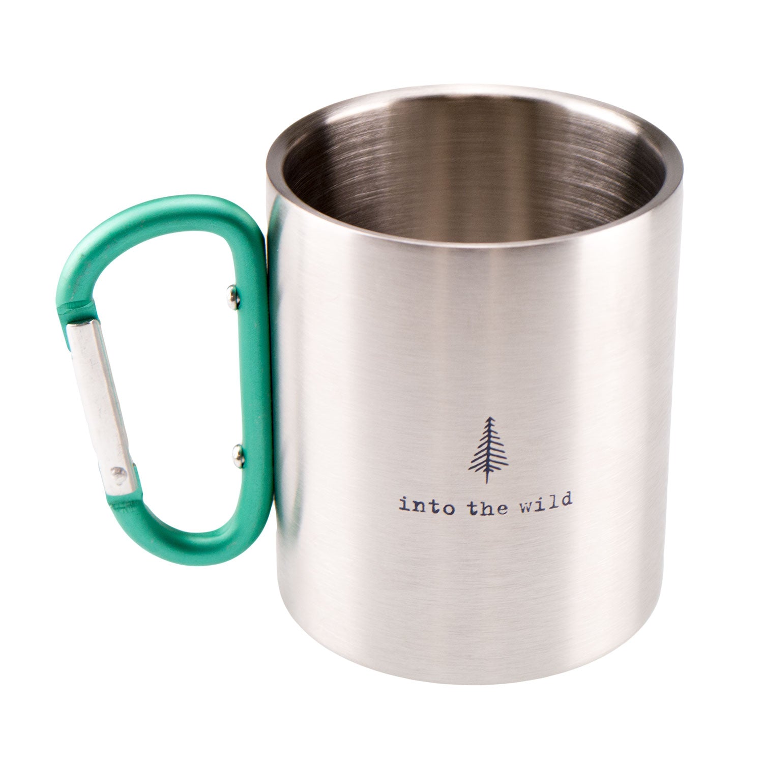 Der Fernweh Karabiner-Becher, ein silberner Metallbecher mit grünem Karabiner-Griff, ist ideal zum Campen. Dieser Edelstahlbecher ist mit einem kleinen Baumsymbol und dem Text „Into the Wild“ versehen.