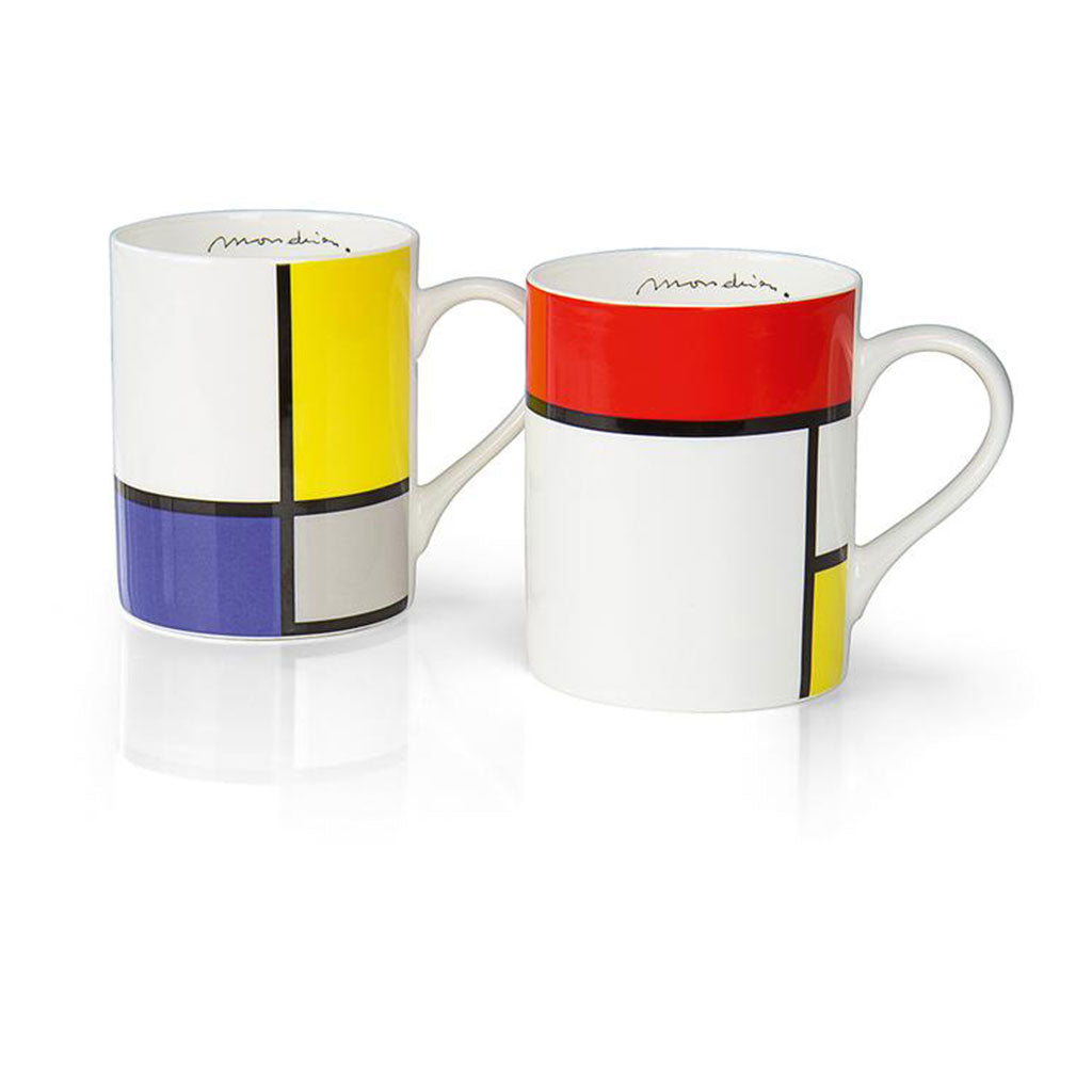 Das Set „2 Kaffeebecher mit Künstlermotiven (Set 3)“ umfasst zwei elegante Keramikbecher mit abstrakten Motiven aus leuchtend gelben, roten und blauen Blöcken, die von markanten schwarzen Linien durchzogen sind. Diese exklusive Edition besticht durch Henkel und einen makellos weißen Hintergrund.