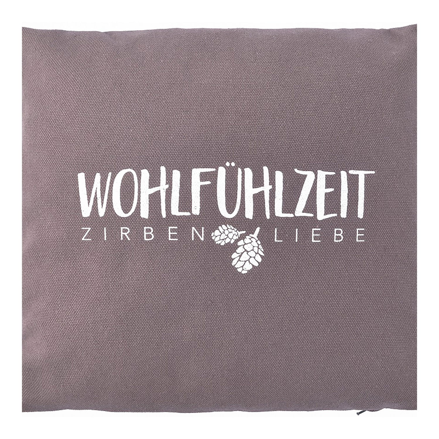 Das Kissen Wohlfühlzeit 40 x 40 cm in Grau präsentiert mit den kräftigen weißen Texten „WOHLFÜHLZEIT“ und „ZIRBEN LIEBE“ sowie Tannenzapfen-Illustrationen die Essenz von Zirbenduft.