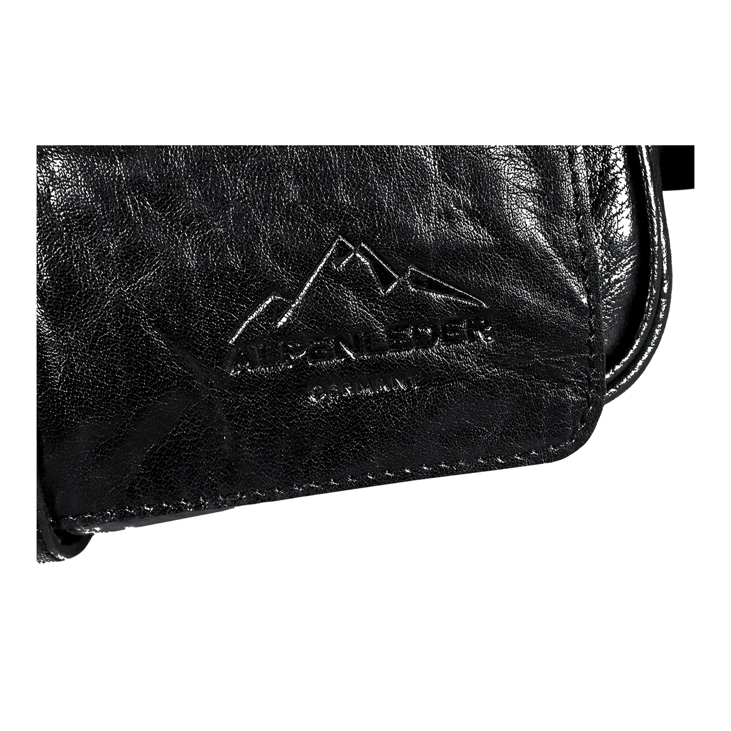 Nahaufnahme einer Kulturtasche aus schwarzem Leder für Damen und Herren mit einem Logo mit zwei Berggipfeln und den eingeprägten Worten „Alpenleder“ und „Deutschland“, strukturierter Optik und wasserabweisendem Innenfutter zum Schutz.