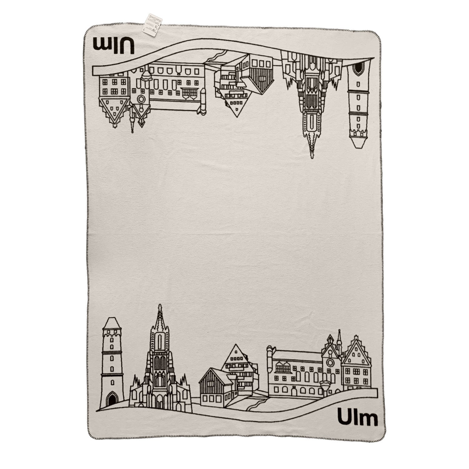 Die Kuscheldecke Ulm aus Baumwolle zeigt schwarze Strichzeichnungen architektonischer Wahrzeichen, darunter das Ulmer Münster. Das Wort „Ulm“ ziert zwei Ecken, und die gespiegelten Motive schmücken elegant die Ränder.