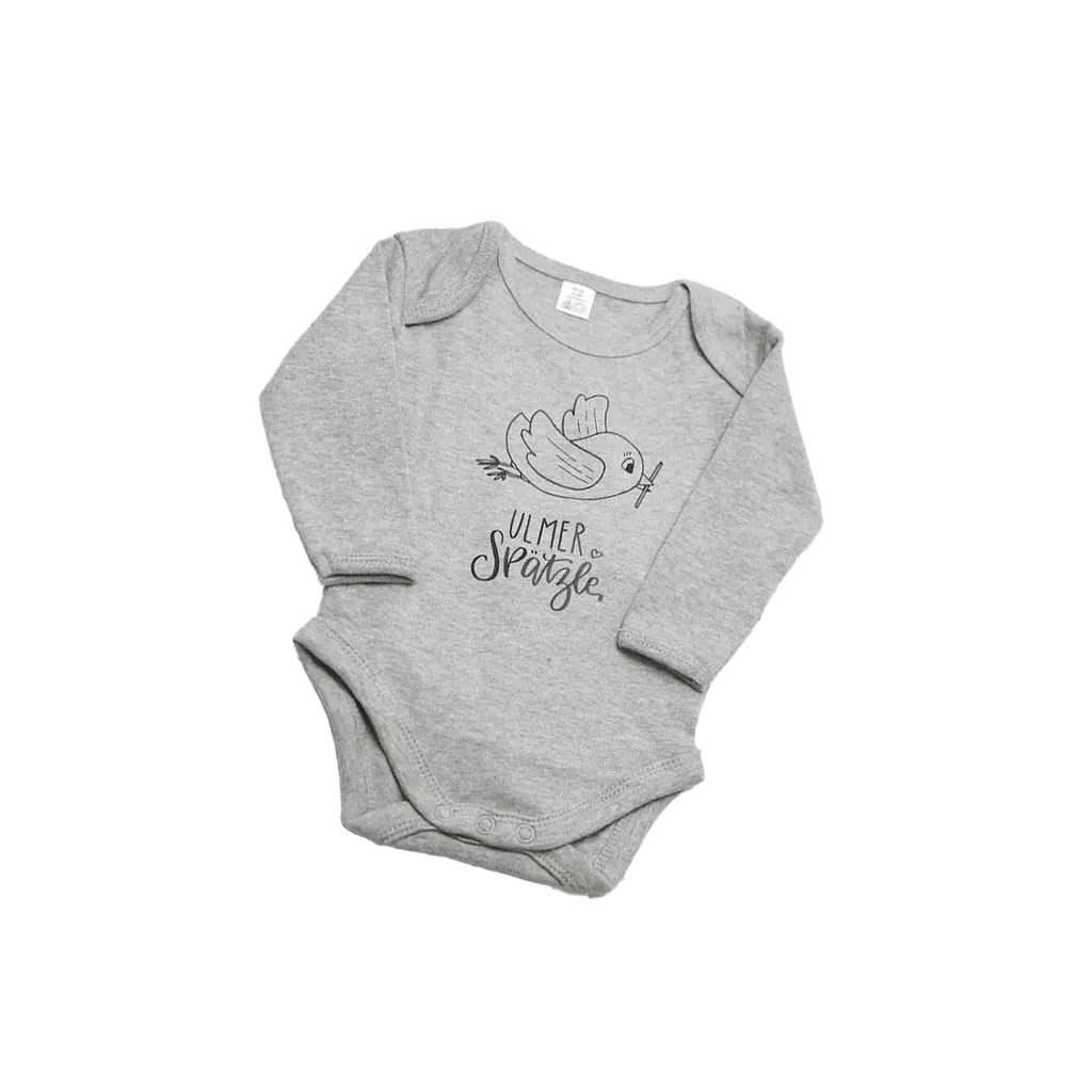 Der Body „Ulmer Spätzle“ ist ein grauer Langarm-Babybody aus Biobaumwolle mit liebevoller Vogelzeichnung und handgezeichnetem „Ulmer Spätzle“-Schriftzug eines Handlettering-Künstlers auf der Vorderseite.