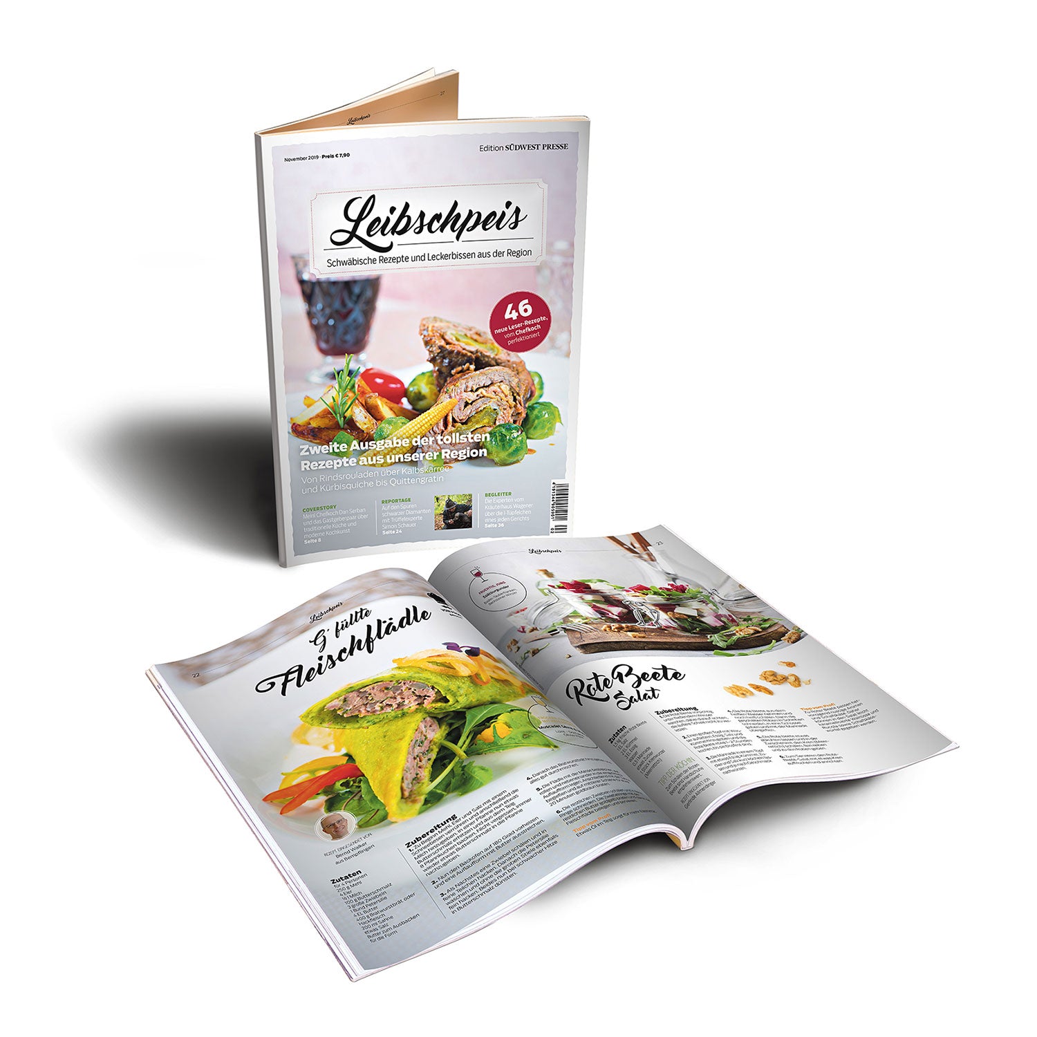 Zwei aufgeschlagene Zeitschriften liegen auf einer weißen Fläche. Die eine ist „Leibschpeis 2019 I 2. Ausgabe“ und zeigt anschauliche Rezepte, die andere enthält Bilder und Texte zu Gerichten. Im Hintergrund steht eine geschlossene Zeitschrift.