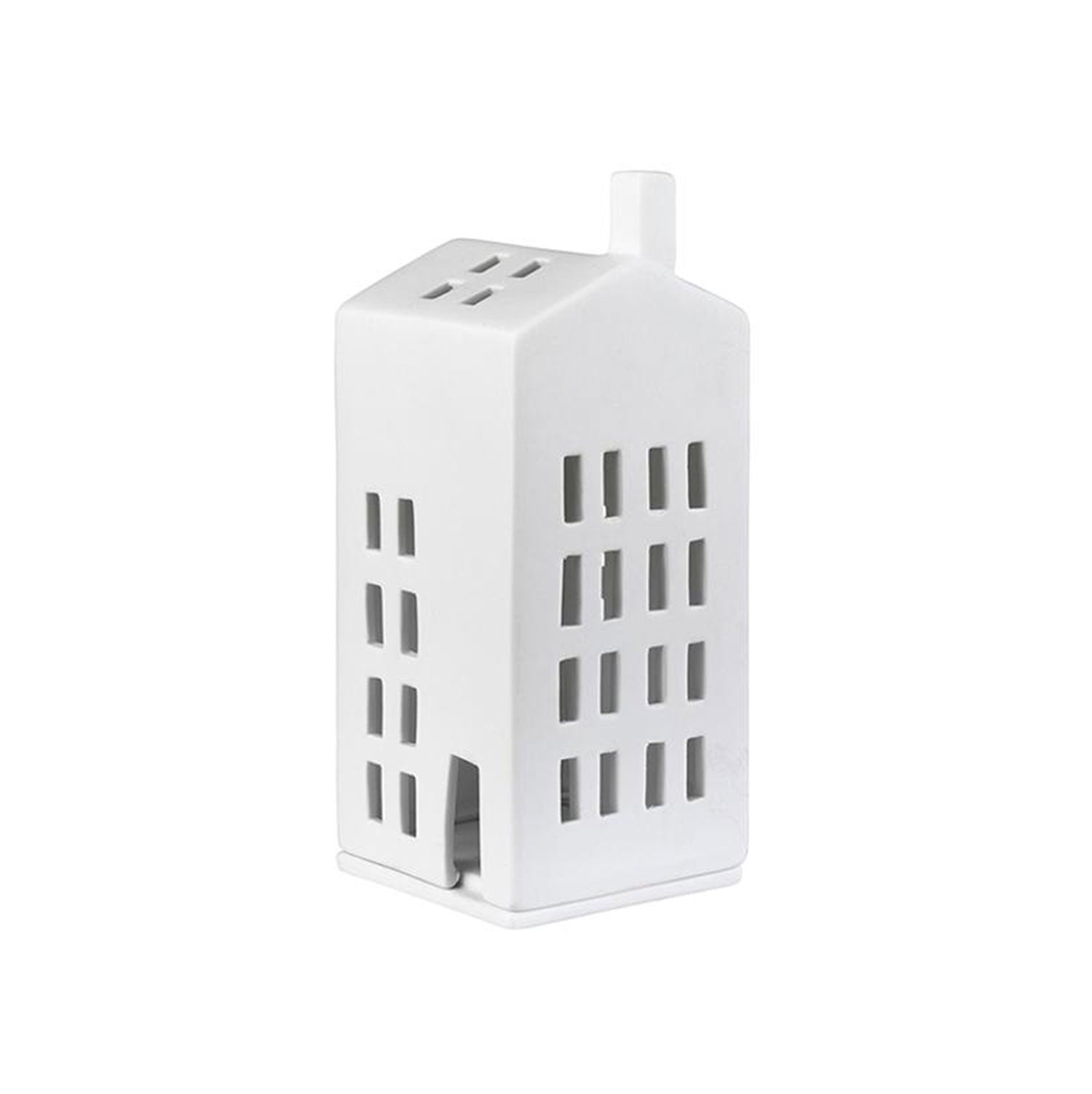 Das Lichthaus „Mittel, Kleines Fenster“ ist eine charmante weiße Keramiklaterne in Form eines hohen Hauses mit Fenstern und Schornstein – perfekt für die Weihnachtsdekoration. Die Aussparungen lassen Licht durchscheinen und verleihen Ihrer festlichen Dekoration Wärme und Fröhlichkeit.