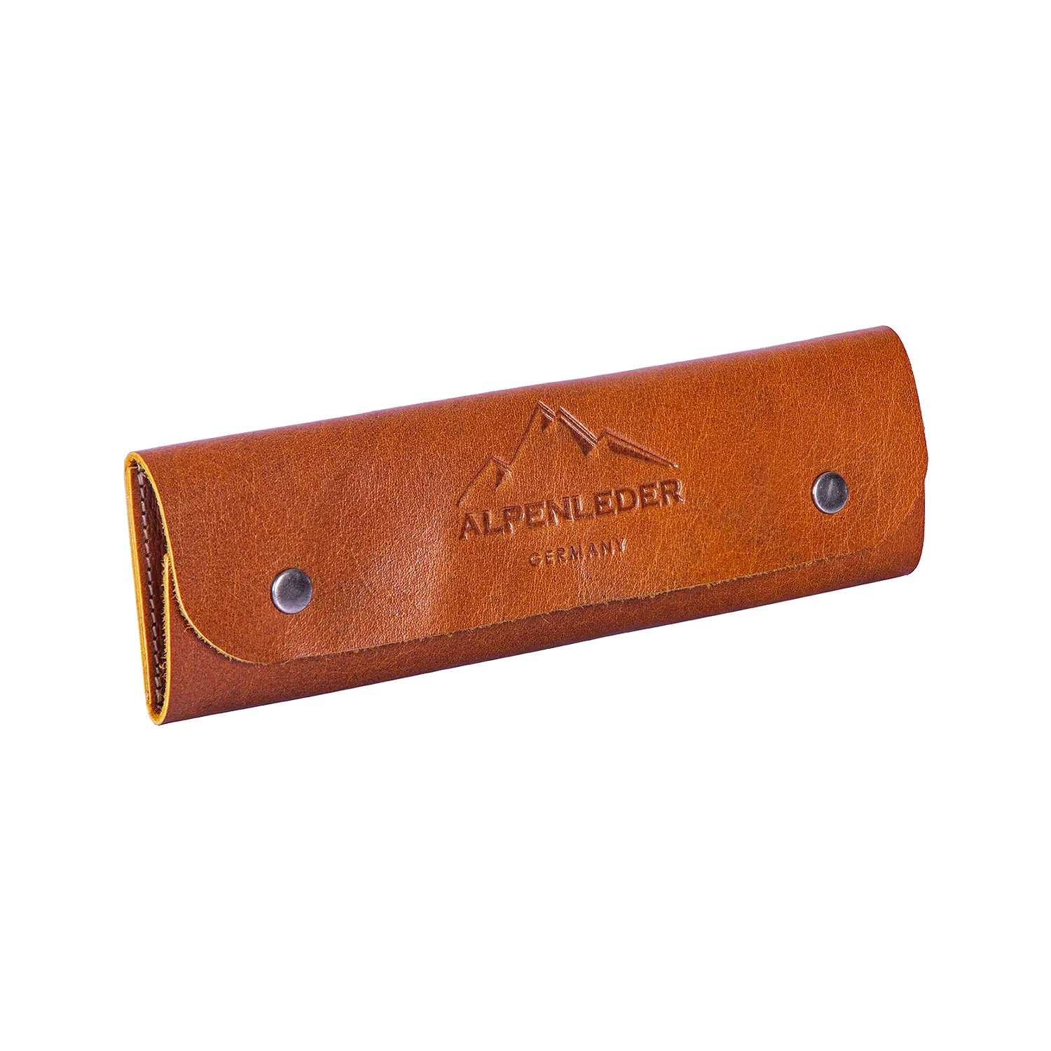 Die Stiftemappe LISSI ist eine braune Vollleder-Rolltasche mit Druckknopfverschluss, der Prägung „ALPENLEDER GERMANY“ und einem Berglogo auf der Vorderseite und bietet Ihren Schreibgeräten ein stilvolles Zuhause.