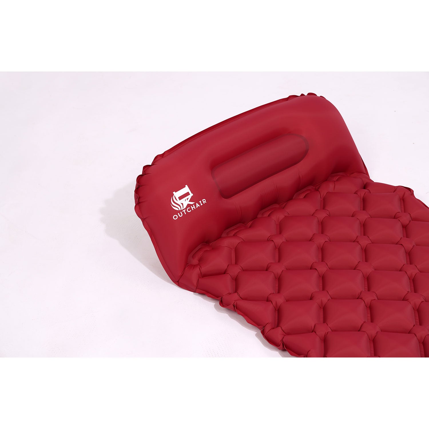 Die rote aufblasbare Campingmatratze „Outchair“ mit integriertem Kissen und gesteppter Struktur ist perfekt für Ihr nächstes Outdoor-Abenteuer. Diese vielseitige Luftmatratze mit Aufpumpfunktion liegt auf einer schlichten weißen Oberfläche und bereichert Ihr Campingerlebnis.