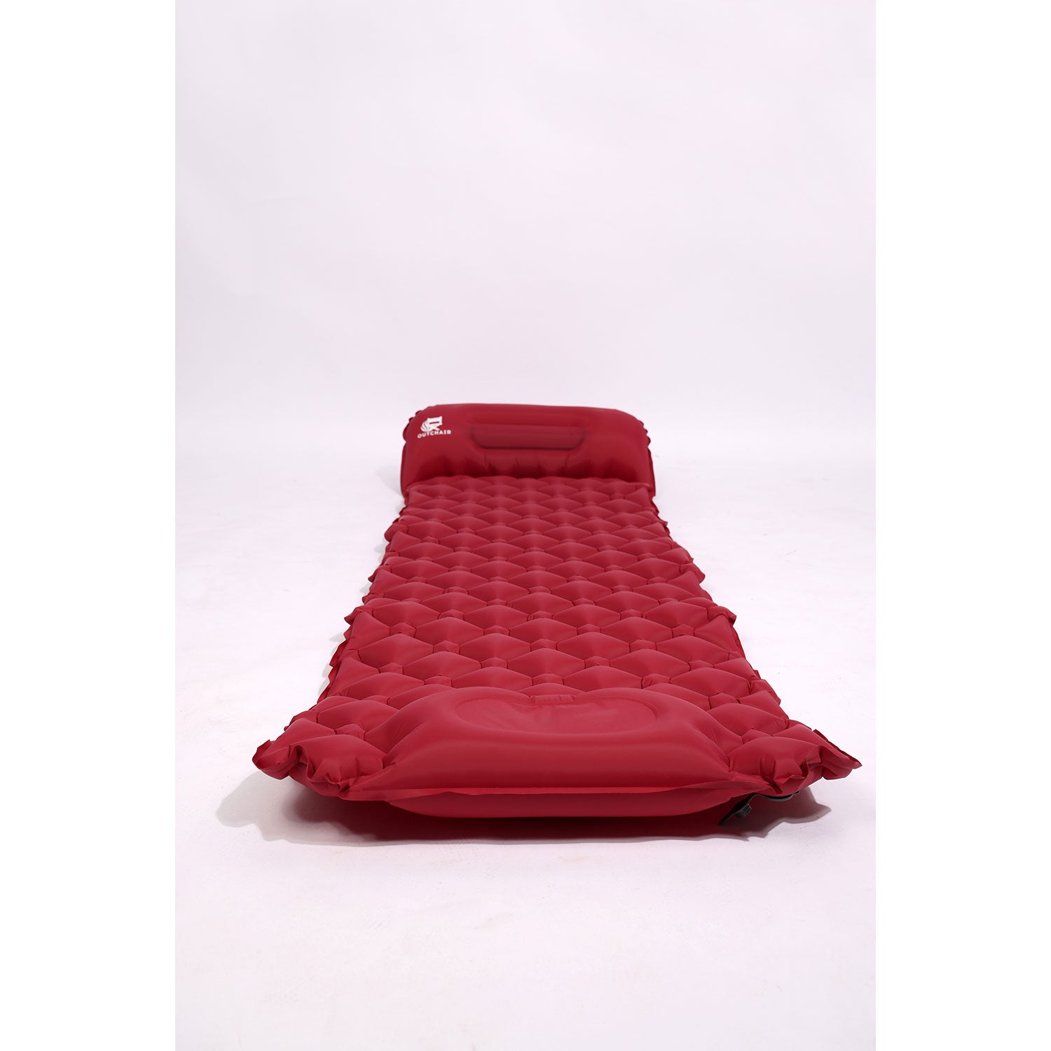 Die Luftmatratze mit Aufpumpfunktion in Rot verfügt über ein integriertes Kissen und ein gestepptes Design für außergewöhnlichen Campingkomfort. Sie verfügt über eine integrierte Pumpe für einen einfachen Aufbau und setzt sich wunderschön vor einem schlichten weißen Hintergrund in Szene.