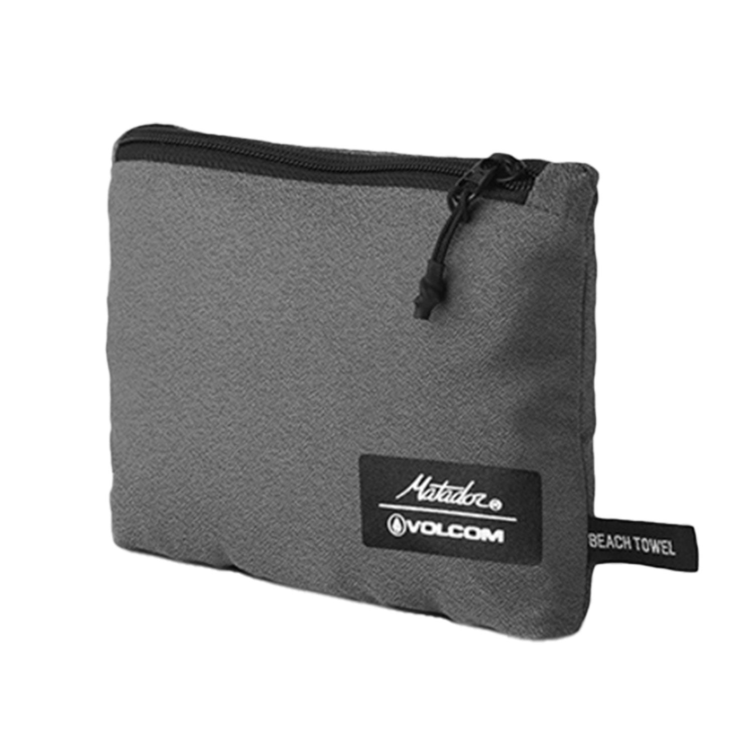 Ein kompakter, rechteckiger, grauer Beutel mit schwarzem Reißverschluss ist für Ihr ultraleichtes Nanodry Handtuch konzipiert. Er verfügt über einen schwarzen Aufnäher mit weißem Text, einschließlich Logo, und einen „BEACH TOWEL“-Schriftzug auf der rechten Seite, der die antimikrobielle Beschichtung für zusätzliche Frische hervorhebt.