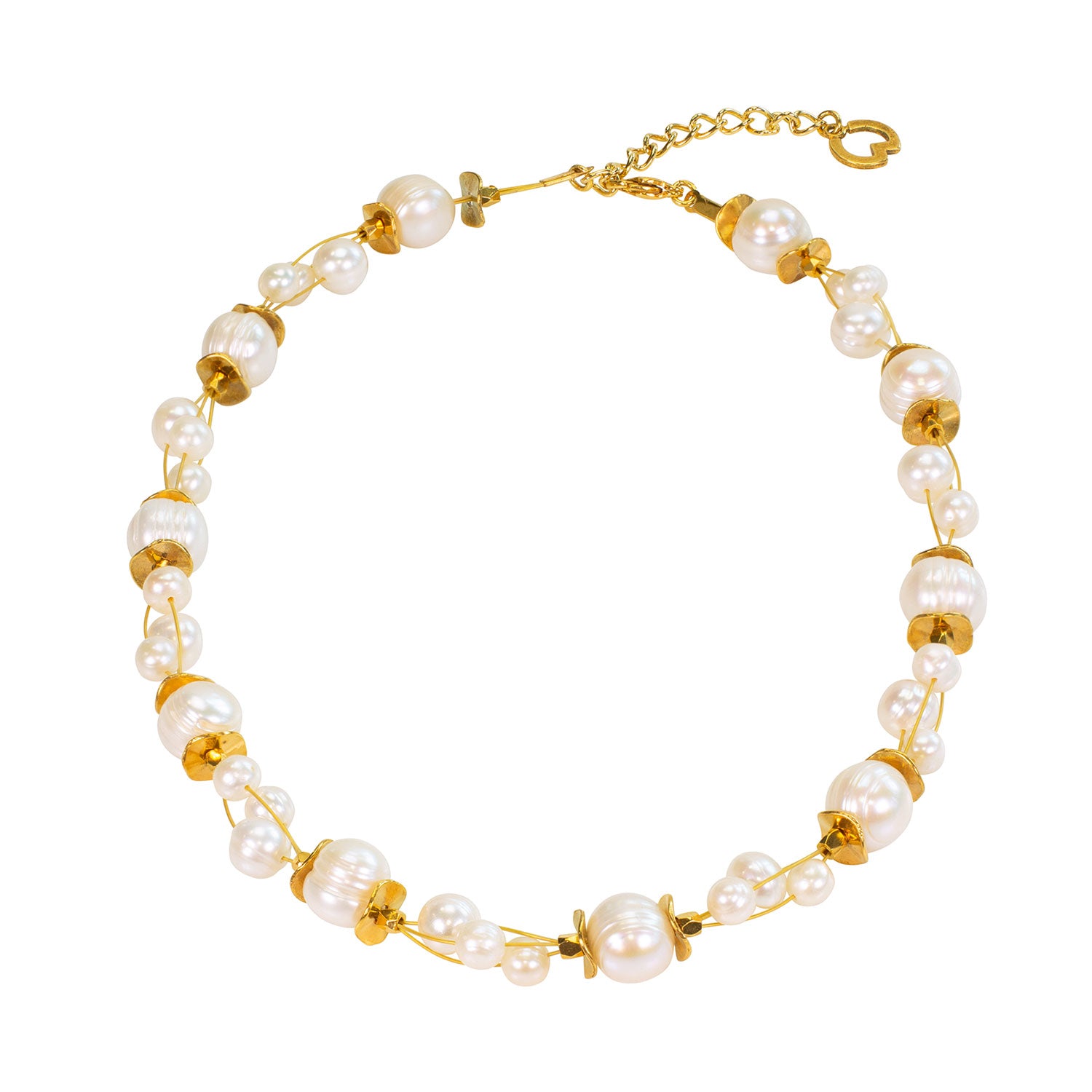 Das Perlencollier „Hawaii“ besteht aus glänzenden Süßwasserzuchtperlen mit 24 Karat Goldperlen, abwechselnd großen und kleinen Perlen, und ist elegant auf einer zarten Kette mit Verschluss in kreisförmiger Anordnung vor weißem Hintergrund angeordnet.