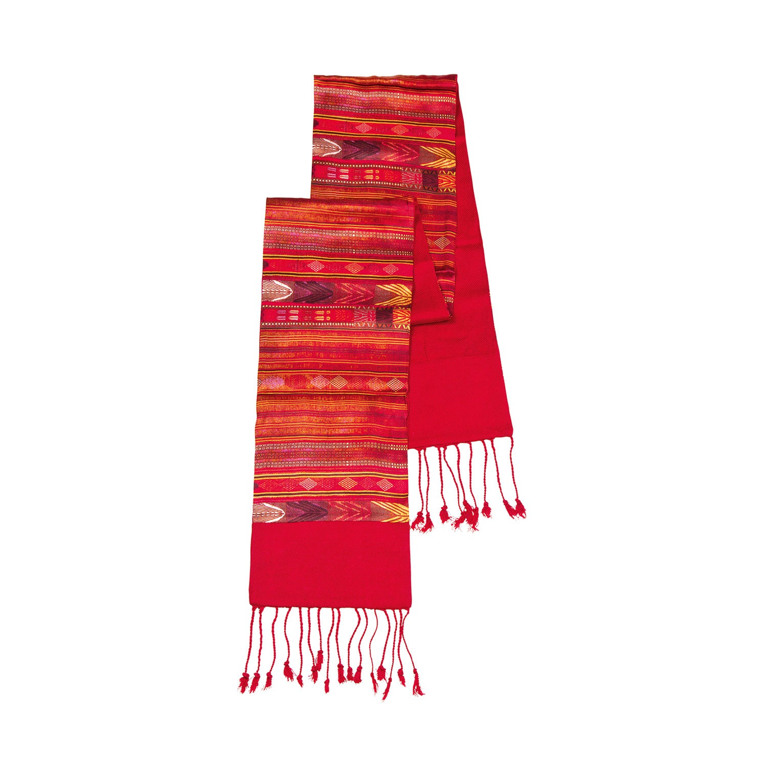 Der Pashmina-Schal „Sun of Africa“ präsentiert lebendige, afrikanisch inspirierte Muster in Rot, Orange und Gelb auf 100 % reiner Seide. Er hat Fransen an den Enden und hebt sich elegant von einem schlichten weißen Hintergrund ab.