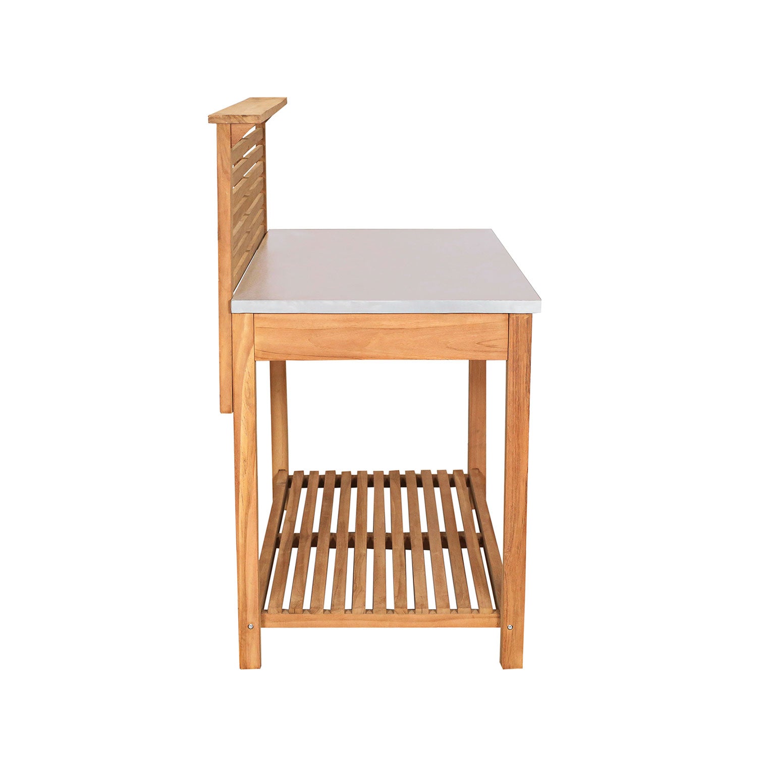 Die Seitenansicht des „Pflanztisch Outdoor aus Holz“ zeigt eine Teakholz-Kücheninsel mit weißer Arbeitsplatte, Lattenrost und vertikaler Rückwand. Er eignet sich perfekt für den Innenbereich oder als Pflanzstation im Freien mit großzügigem Stauraum für Gartengeräte.